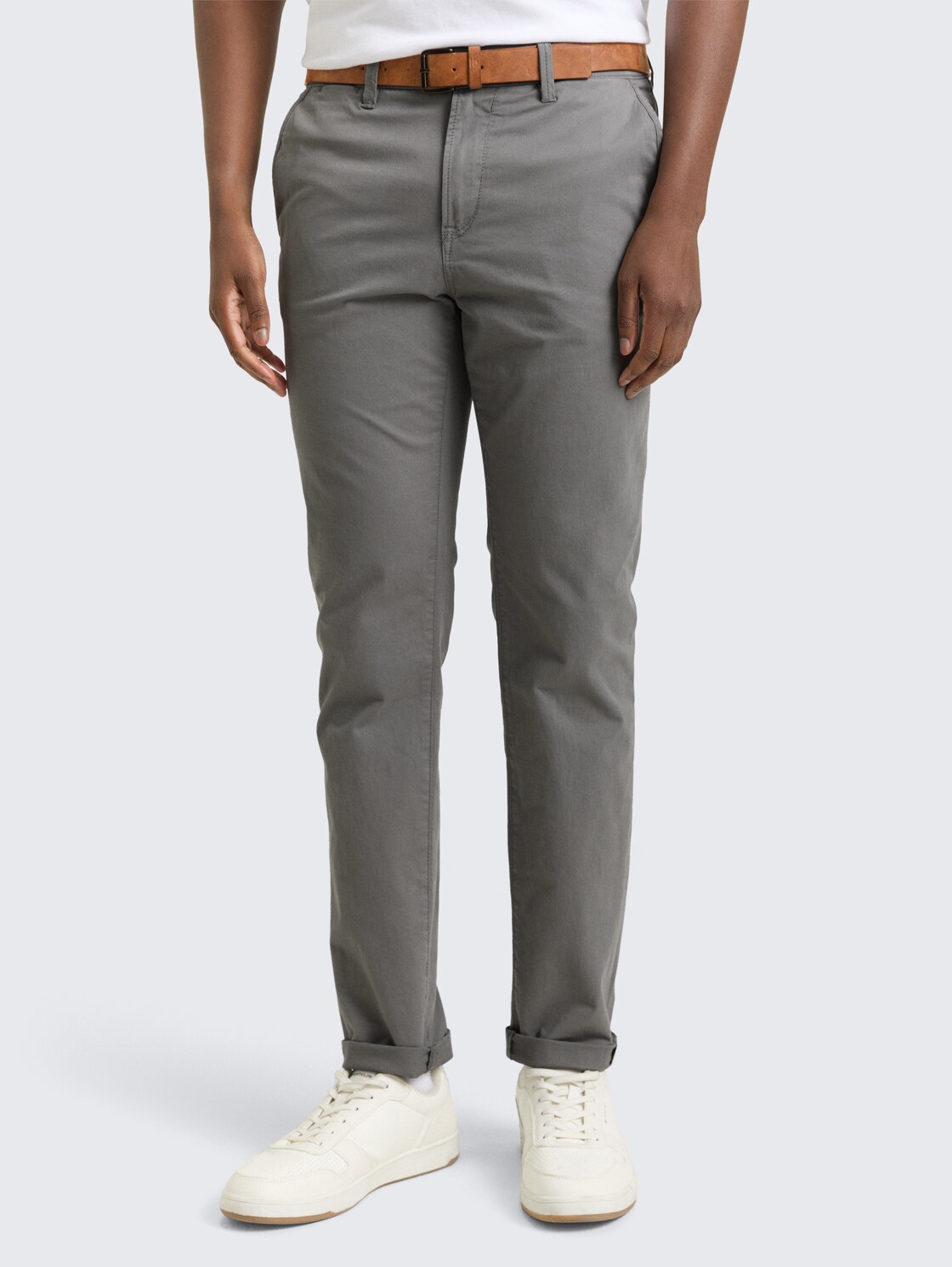 Chino Hose mit Gürtel - Castlerock Grey - Ausschnitt Model-Vorderansicht