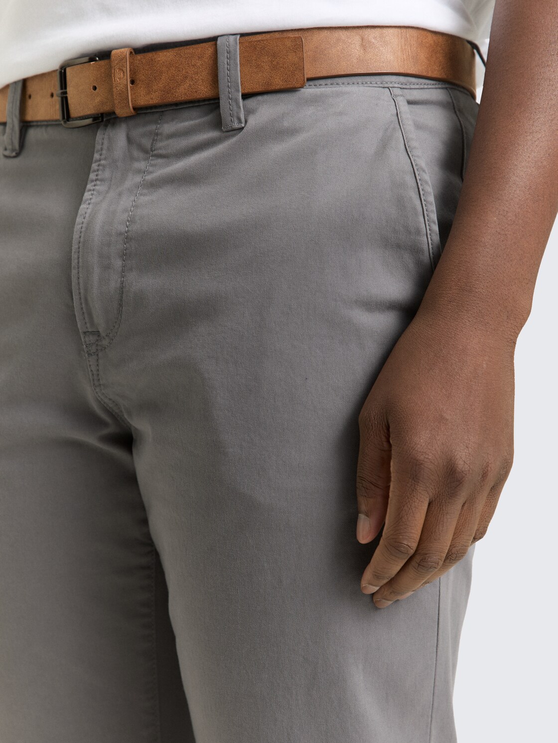 Chino Hose mit Gürtel - Castlerock Grey - Detail-Model-Ansicht