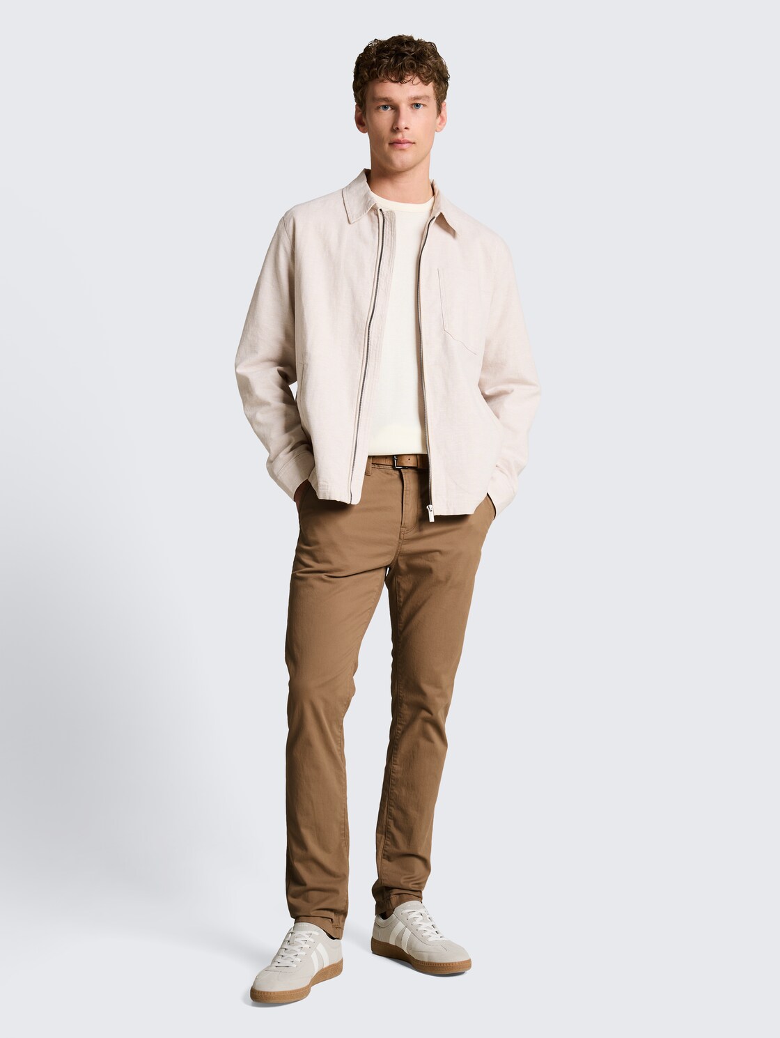 Chino Hose mit Gürtel - Honey Camel beige - Model-Vorderansicht