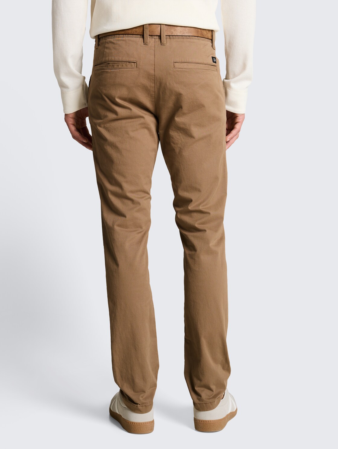 Chino Hose mit Gürtel - Honey Camel beige - Auschnitt Model-Rückansicht