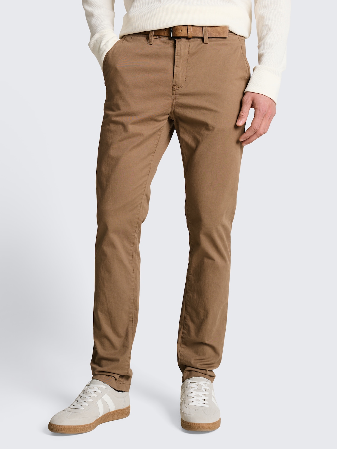 Chino Hose mit Gürtel - Honey Camel beige - Ausschnitt Model-Vorderansicht