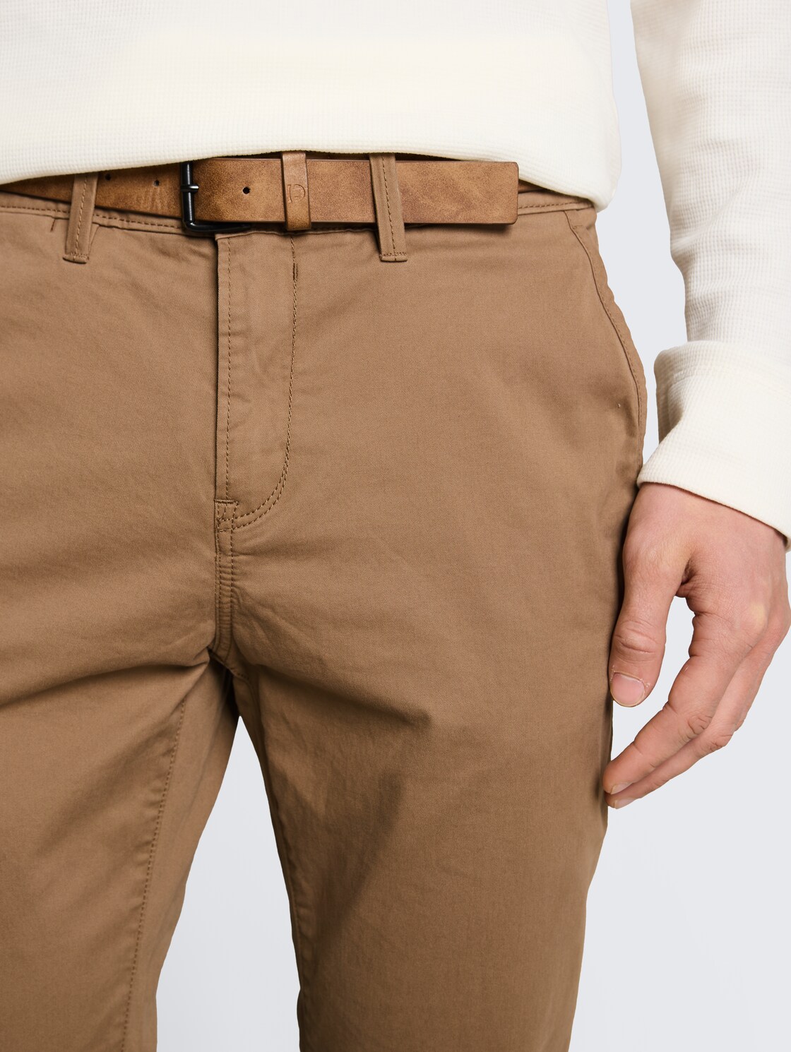 Chino Hose mit Gürtel - Honey Camel beige - Detail-Model-Ansicht