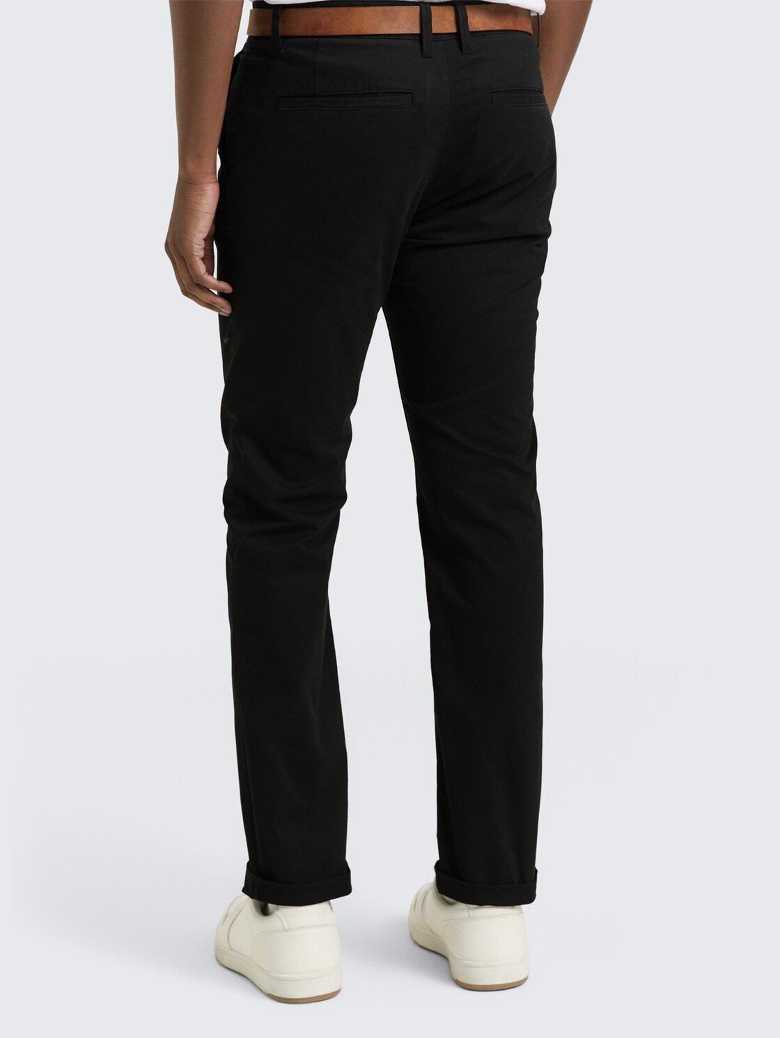 Slim Fit Chino Hose mit Gürtel - Black - Auschnitt Model-Rückansicht