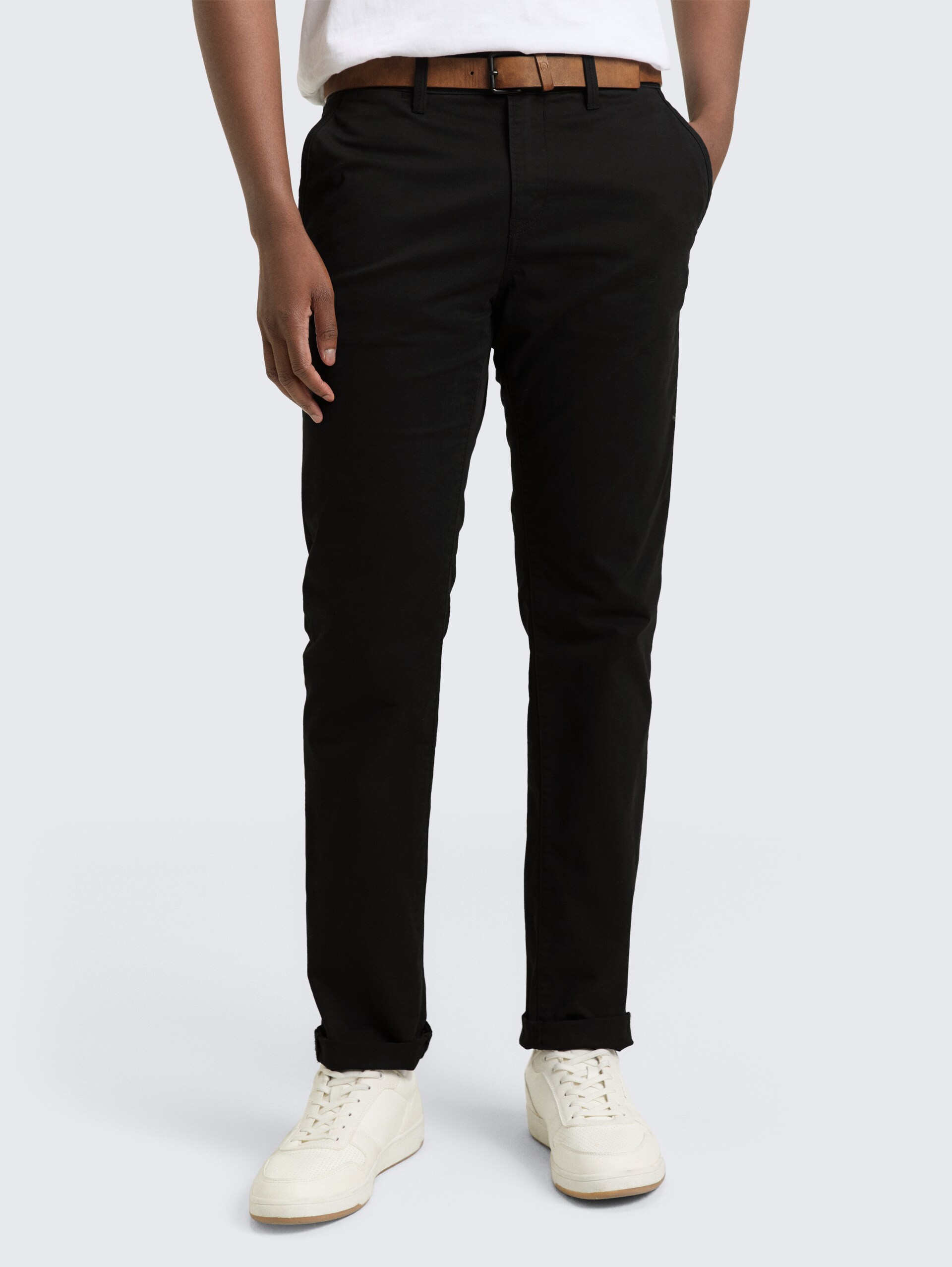 Slim Fit Chino Hose mit Gürtel - Black - Ausschnitt Model-Vorderansicht