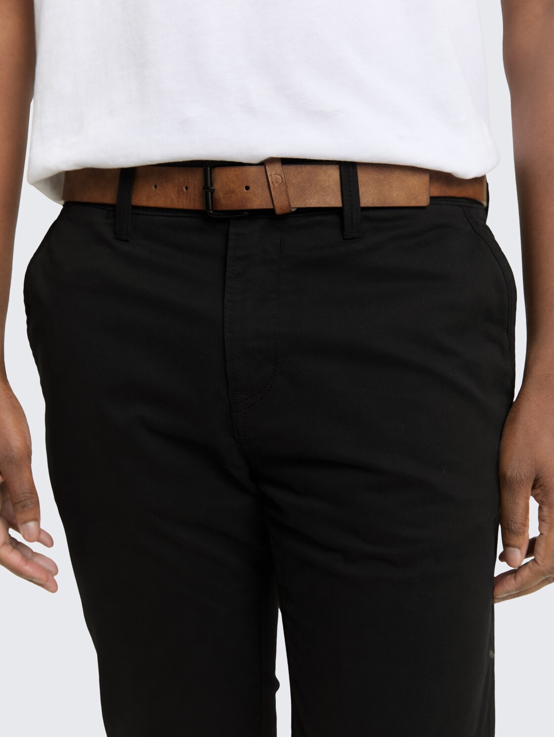 Slim Fit Chino Hose mit Gürtel - Black - Detail-Model-Ansicht