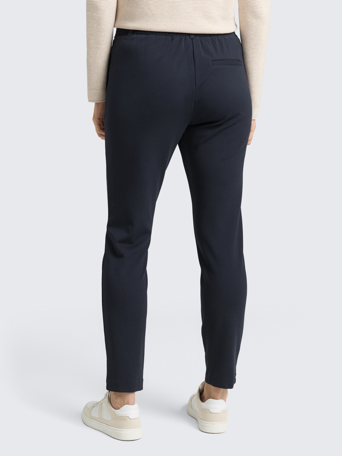 Lässige Stoffhose - Real Navy Blue - Auschnitt Model-Rückansicht