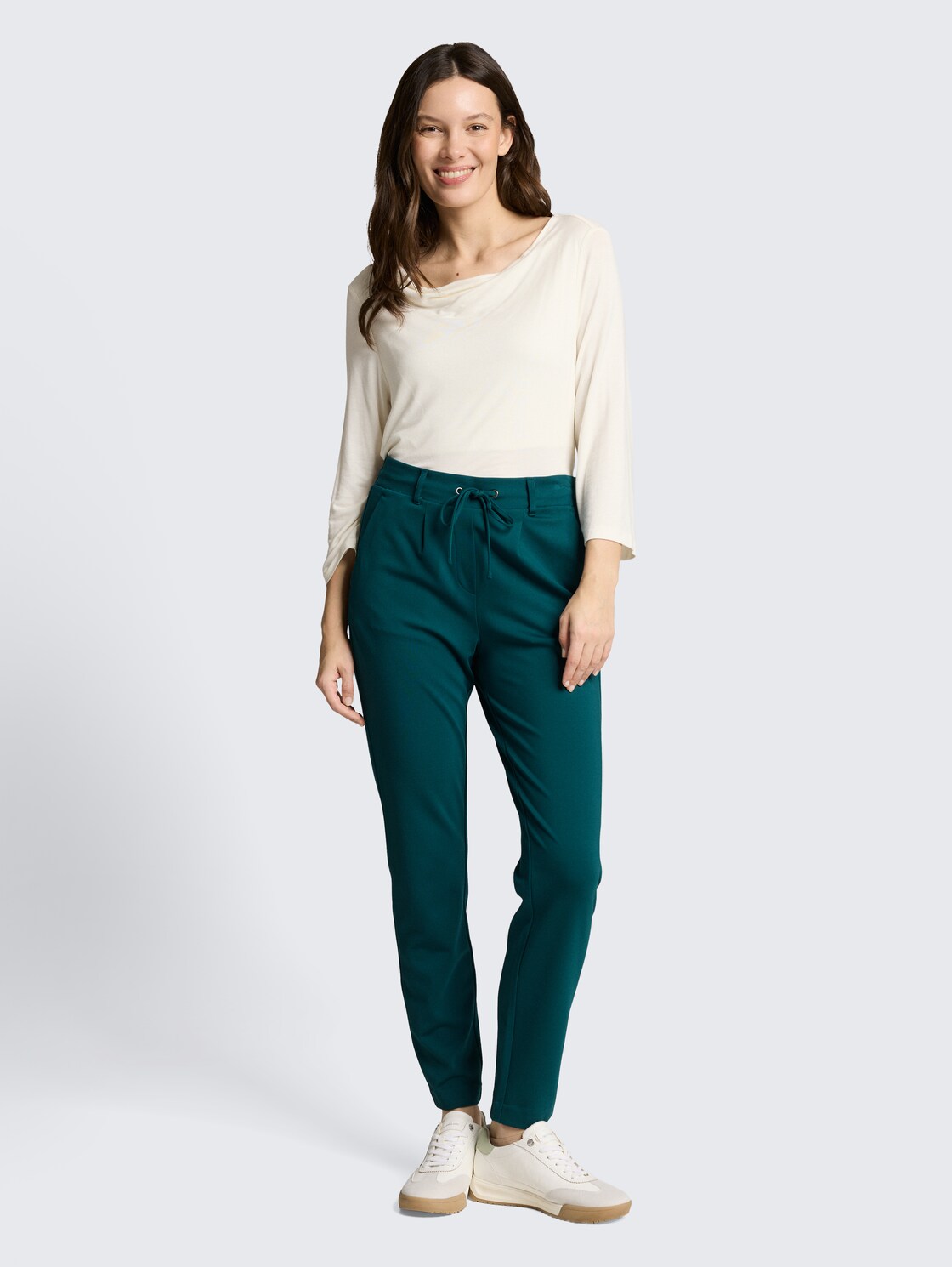 Loose Fit Stoffhose - Deep Meadow Green - Model-Vorderansicht