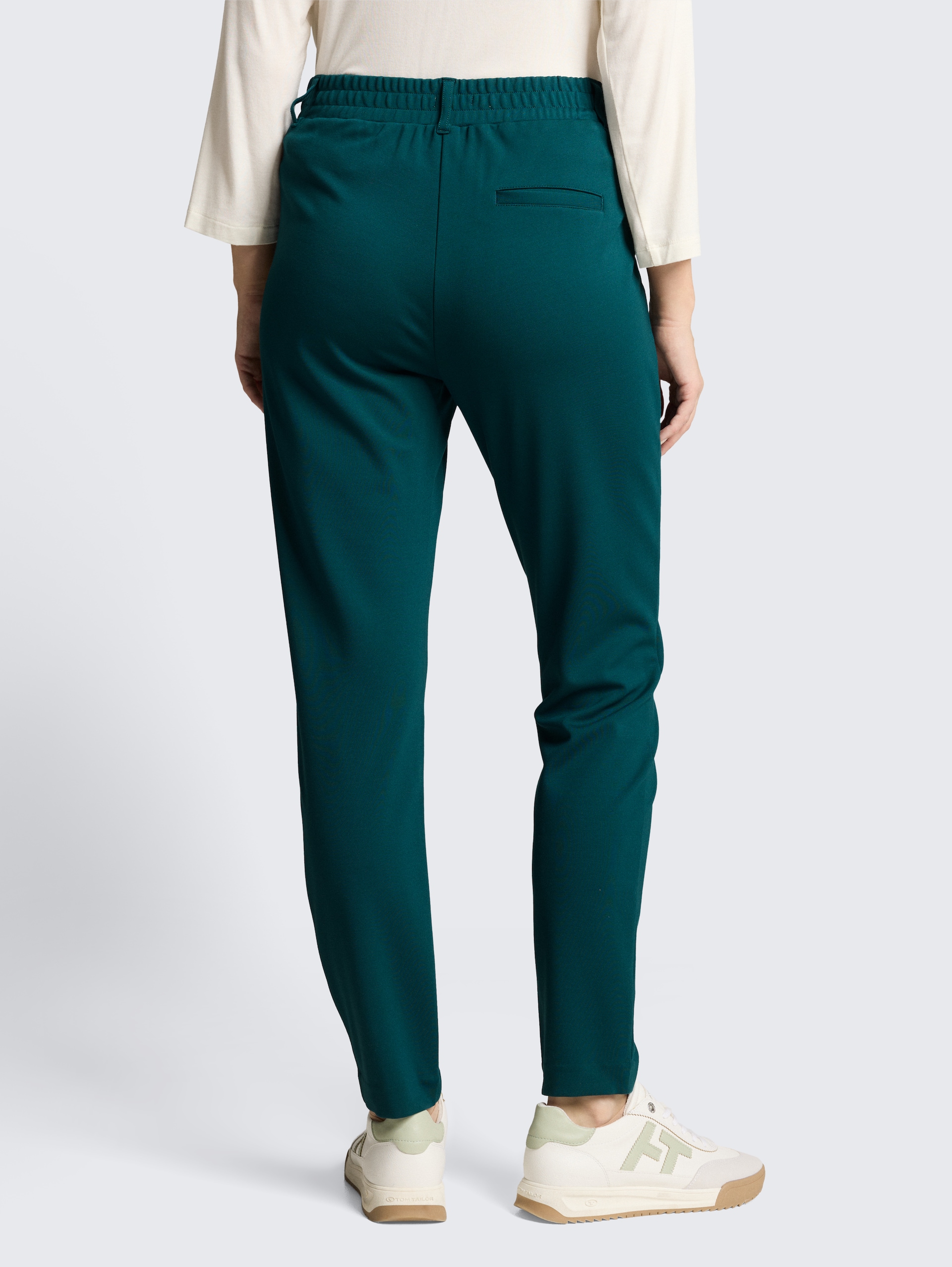 Loose Fit Stoffhose - Deep Meadow Green - Auschnitt Model-Rückansicht