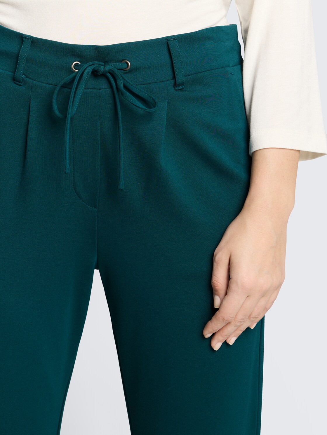 Loose Fit Stoffhose - Deep Meadow Green - Detail-Model-Ansicht