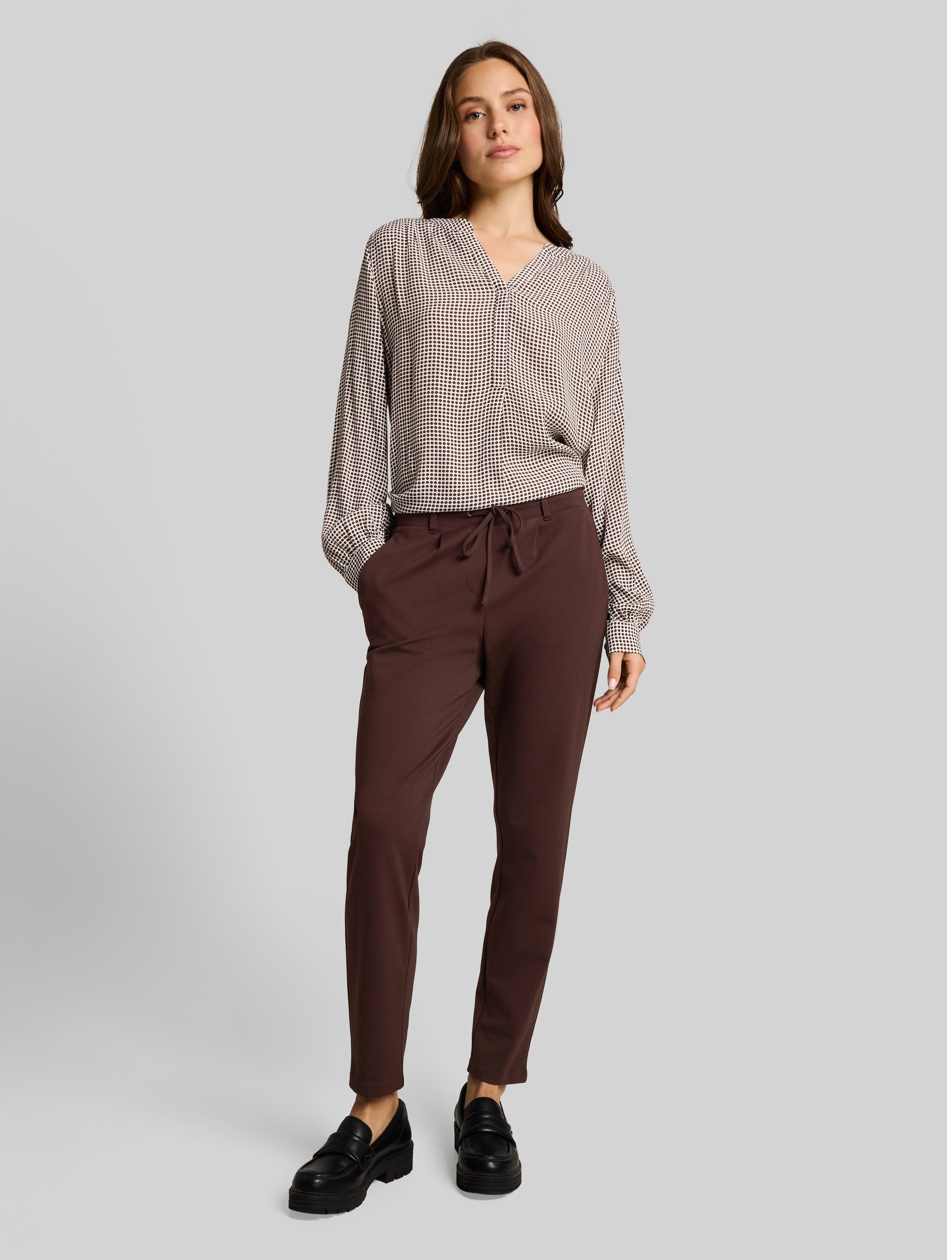 Loose Fit Stoffhose - java dark brown - Model-Vorderansicht