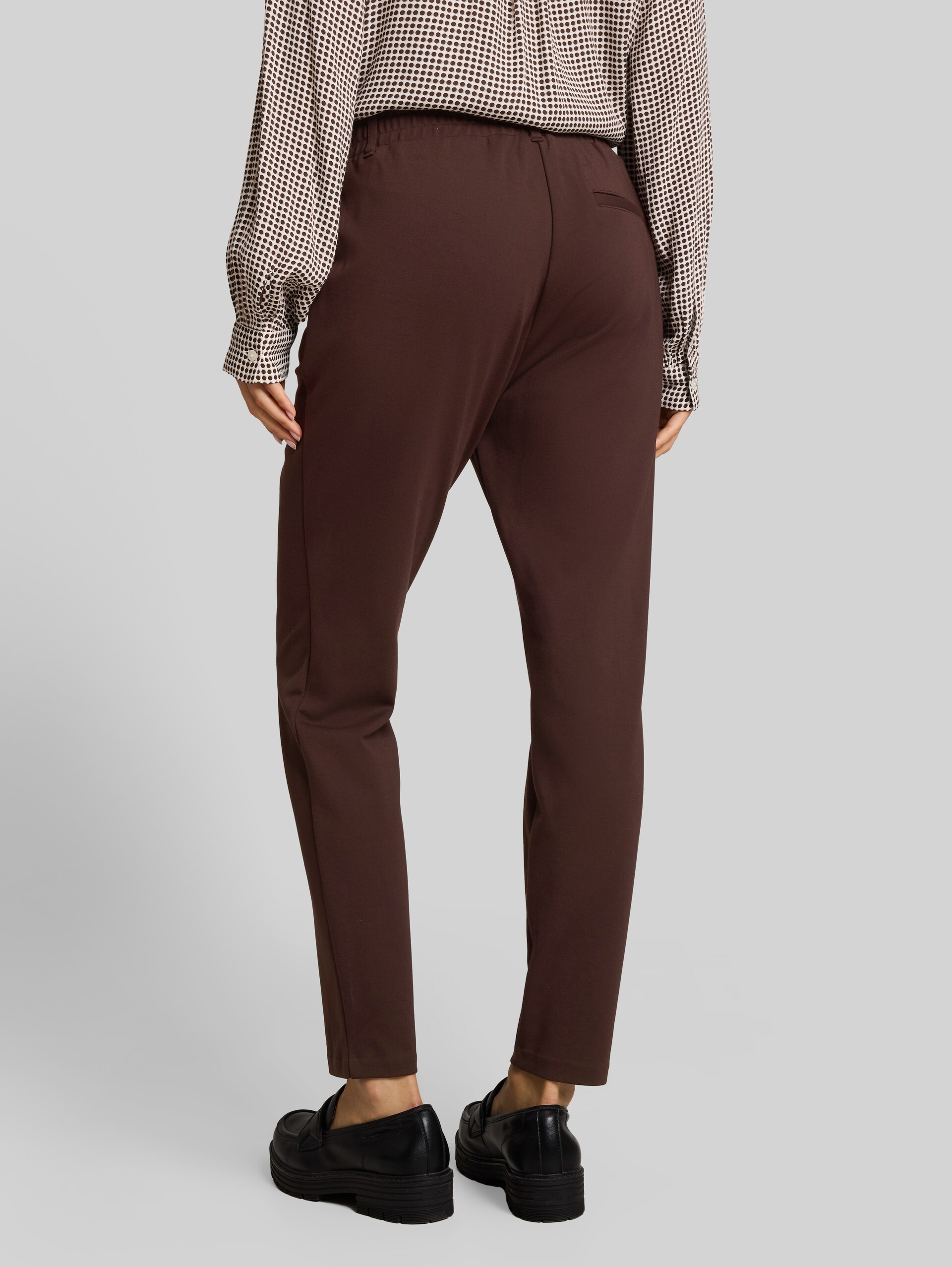 Loose Fit Stoffhose - java dark brown - Auschnitt Model-Rückansicht