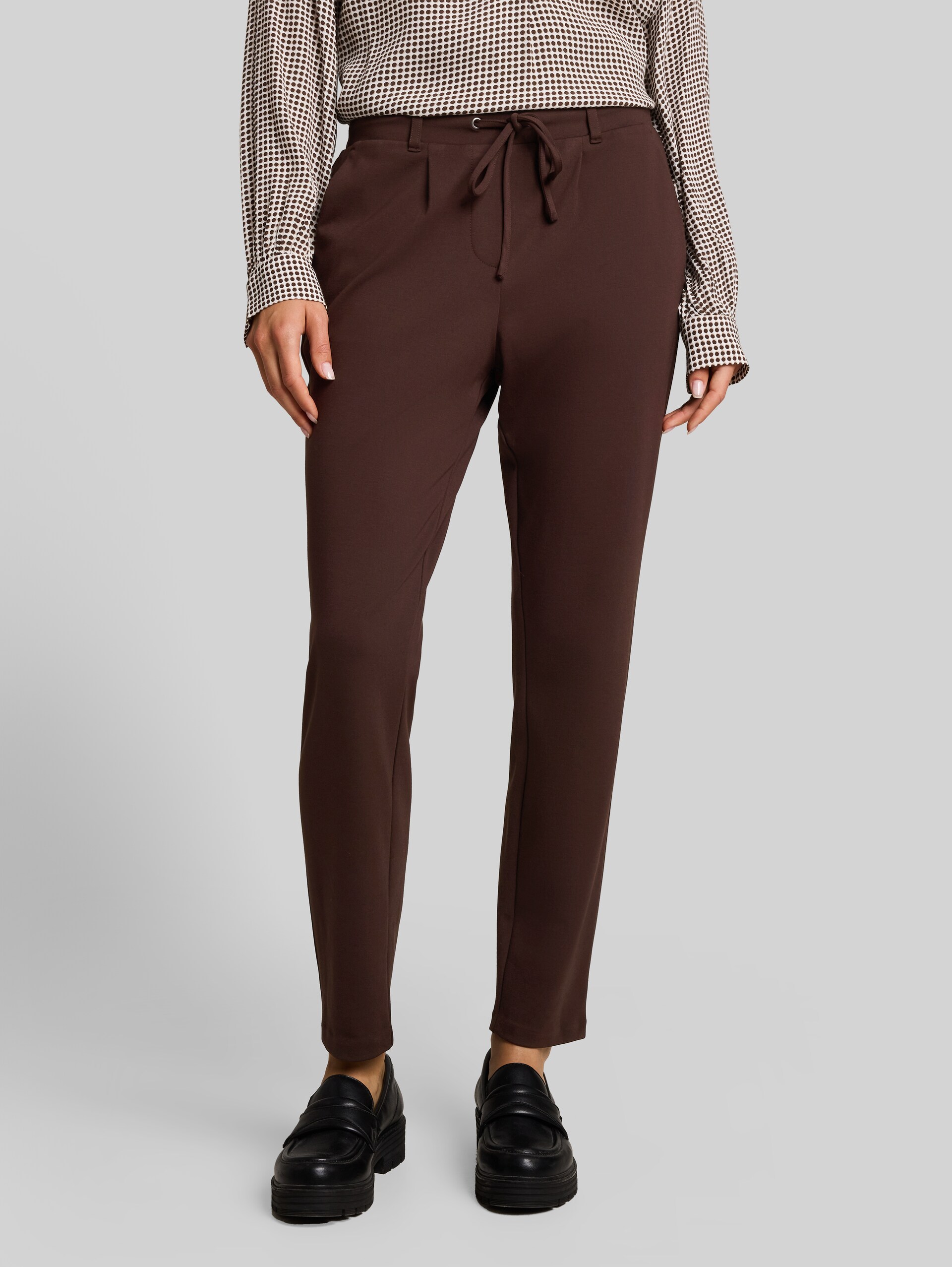 Loose Fit Stoffhose - java dark brown - Ausschnitt Model-Vorderansicht