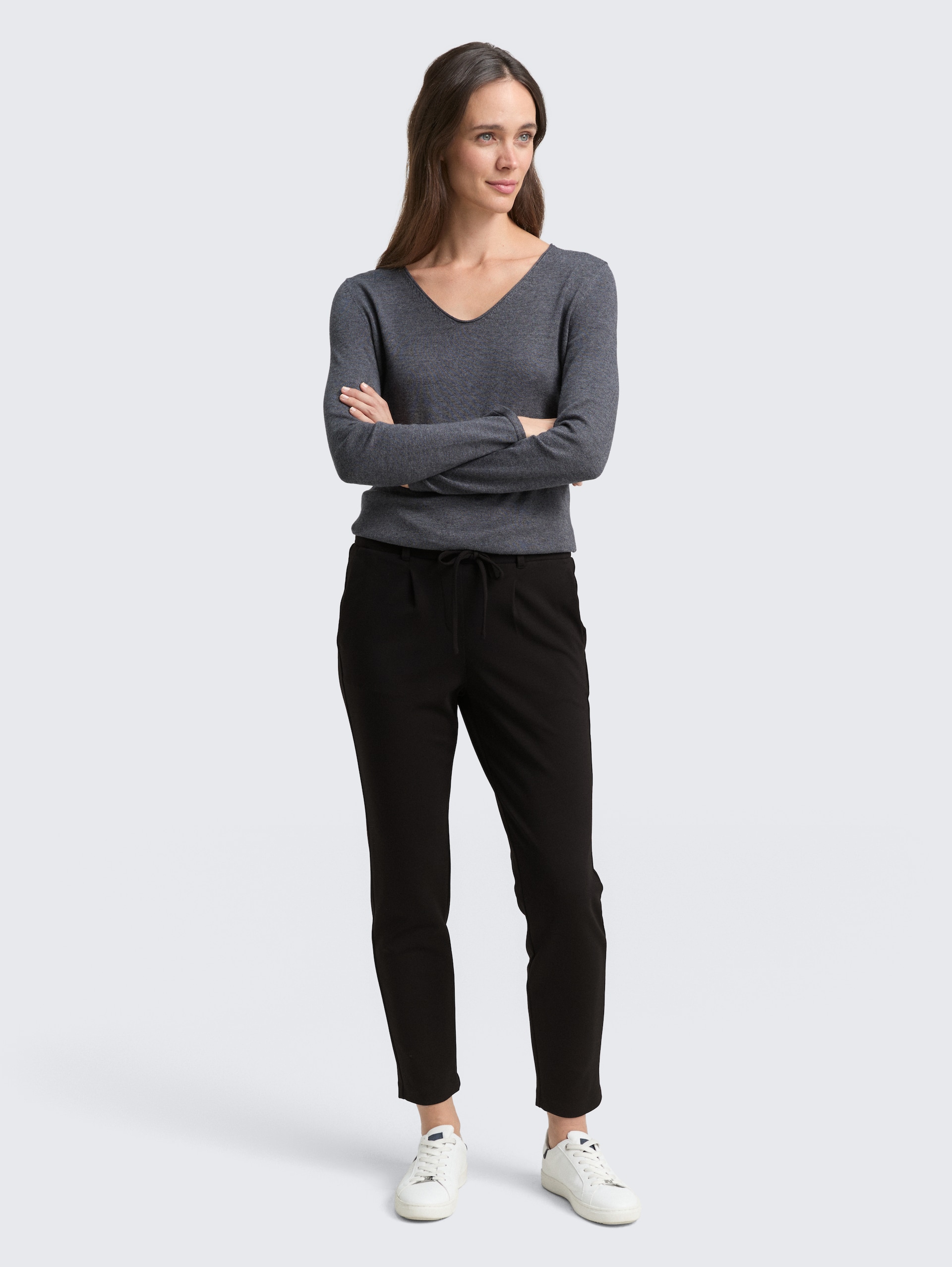 Lässige Stoffhose - deep black - Model-Vorderansicht