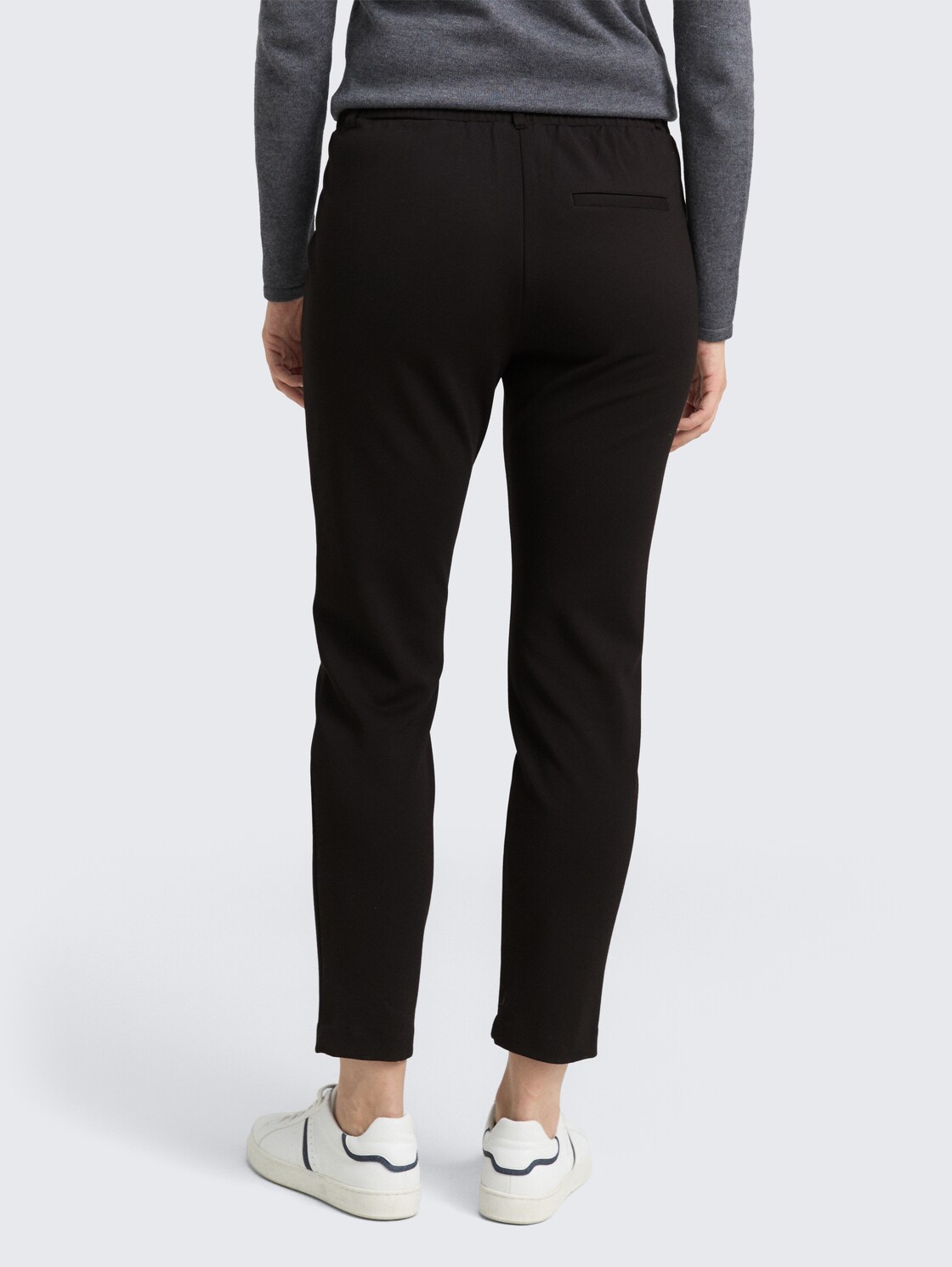 Lässige Stoffhose - deep black - Auschnitt Model-Rückansicht