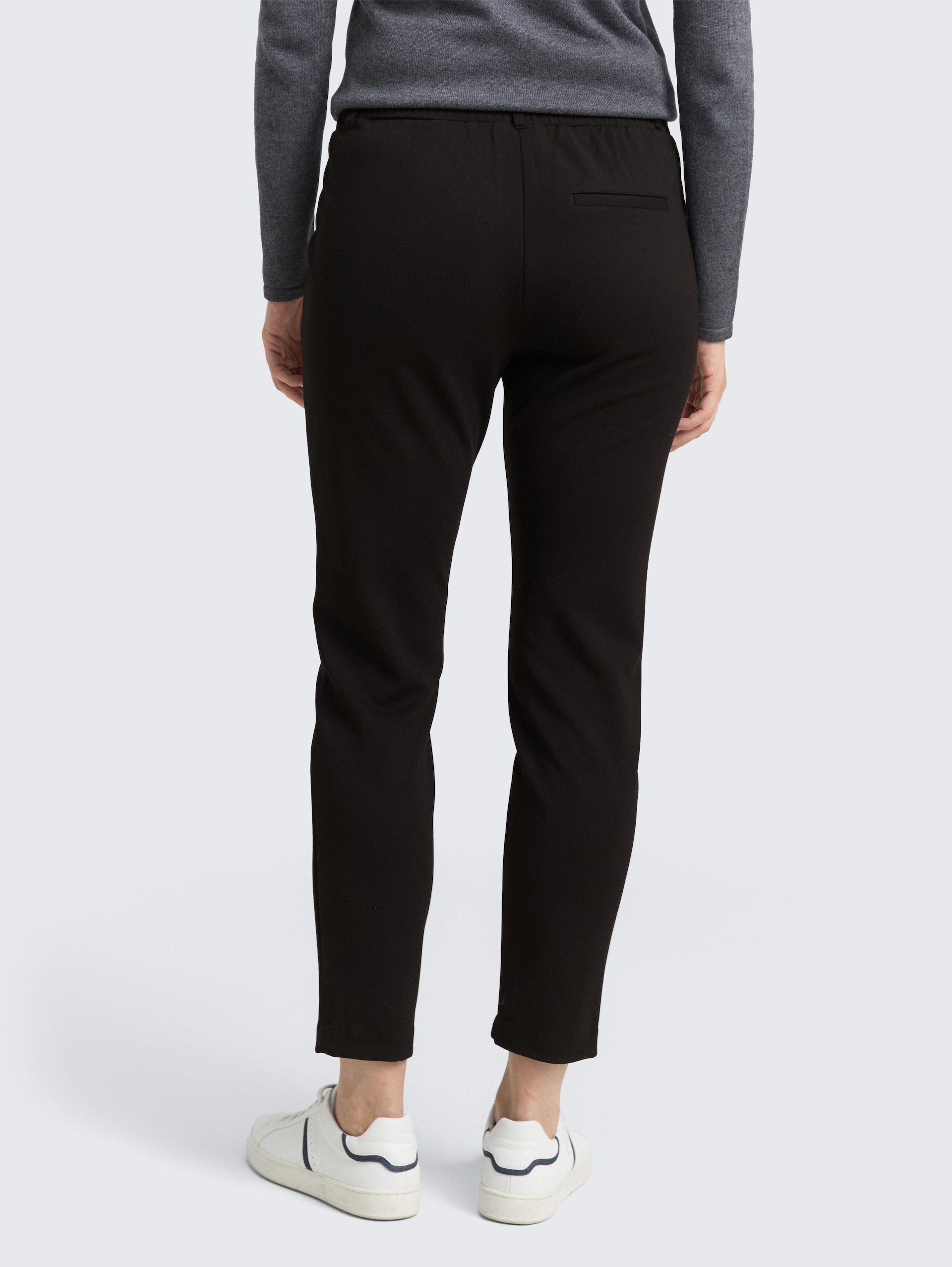 Lässige Stoffhose - deep black - Auschnitt Model-Rückansicht
