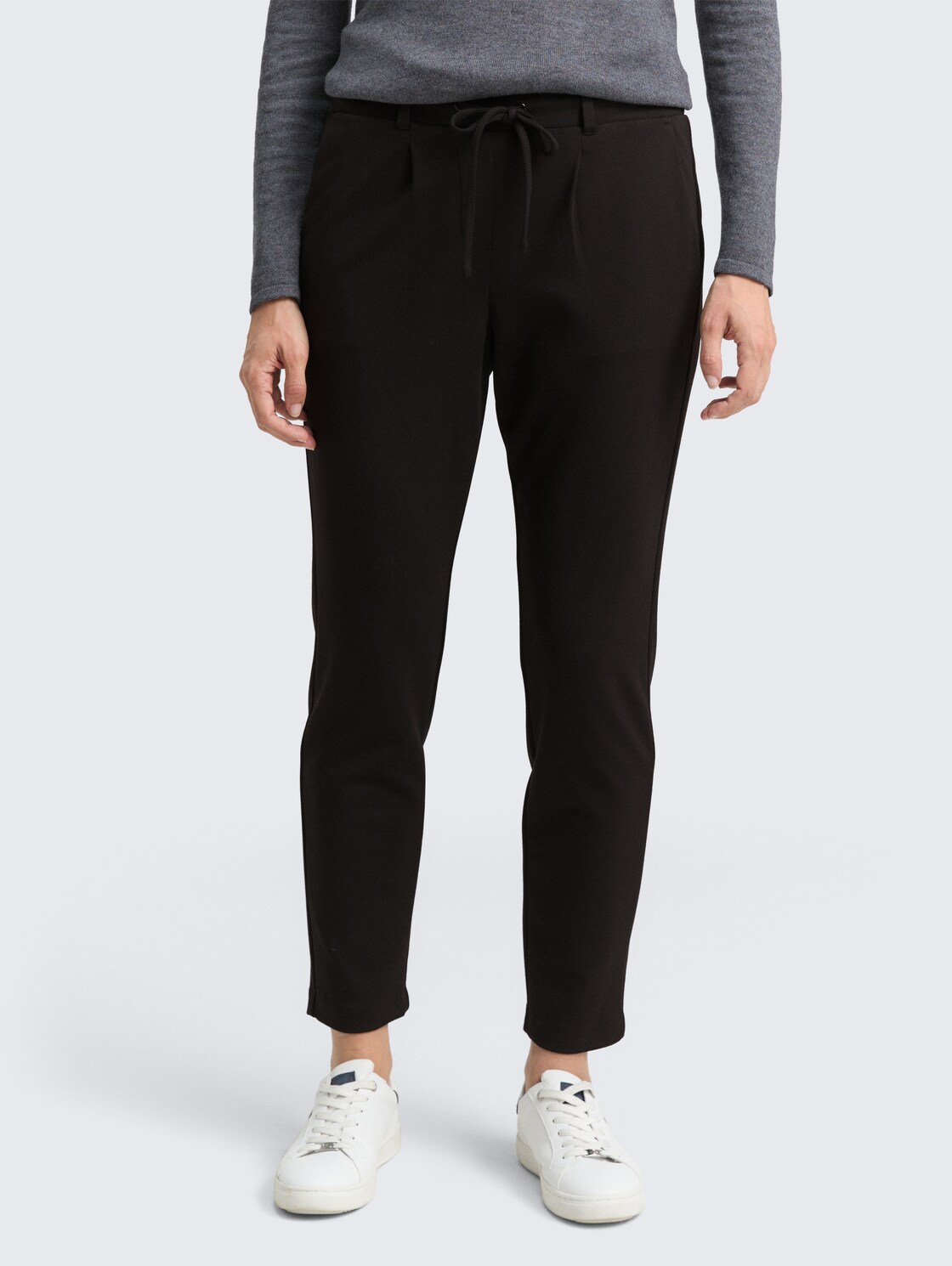 Lässige Stoffhose - deep black - Ausschnitt Model-Vorderansicht