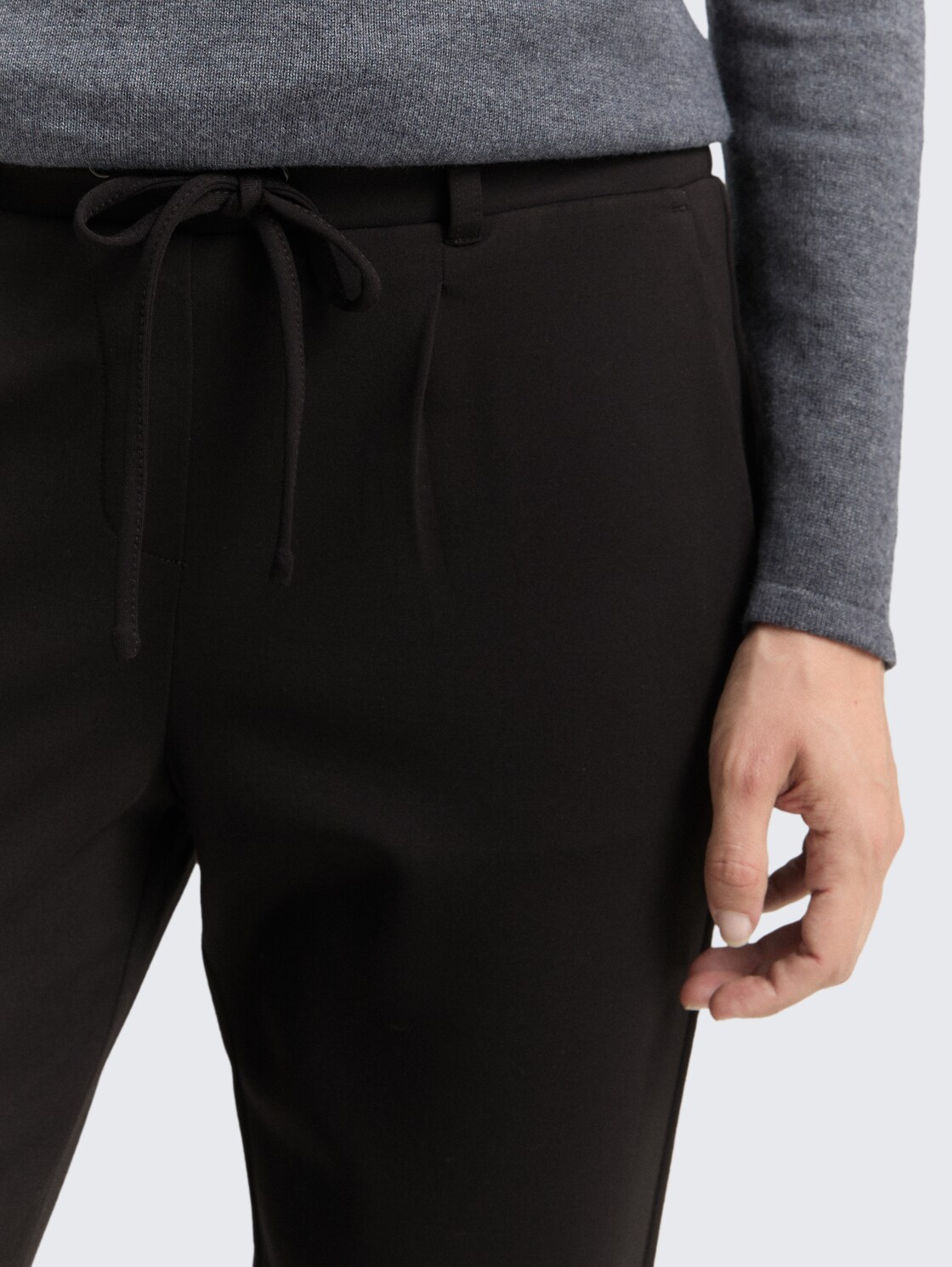 Lässige Stoffhose - deep black - Detail-Model-Ansicht