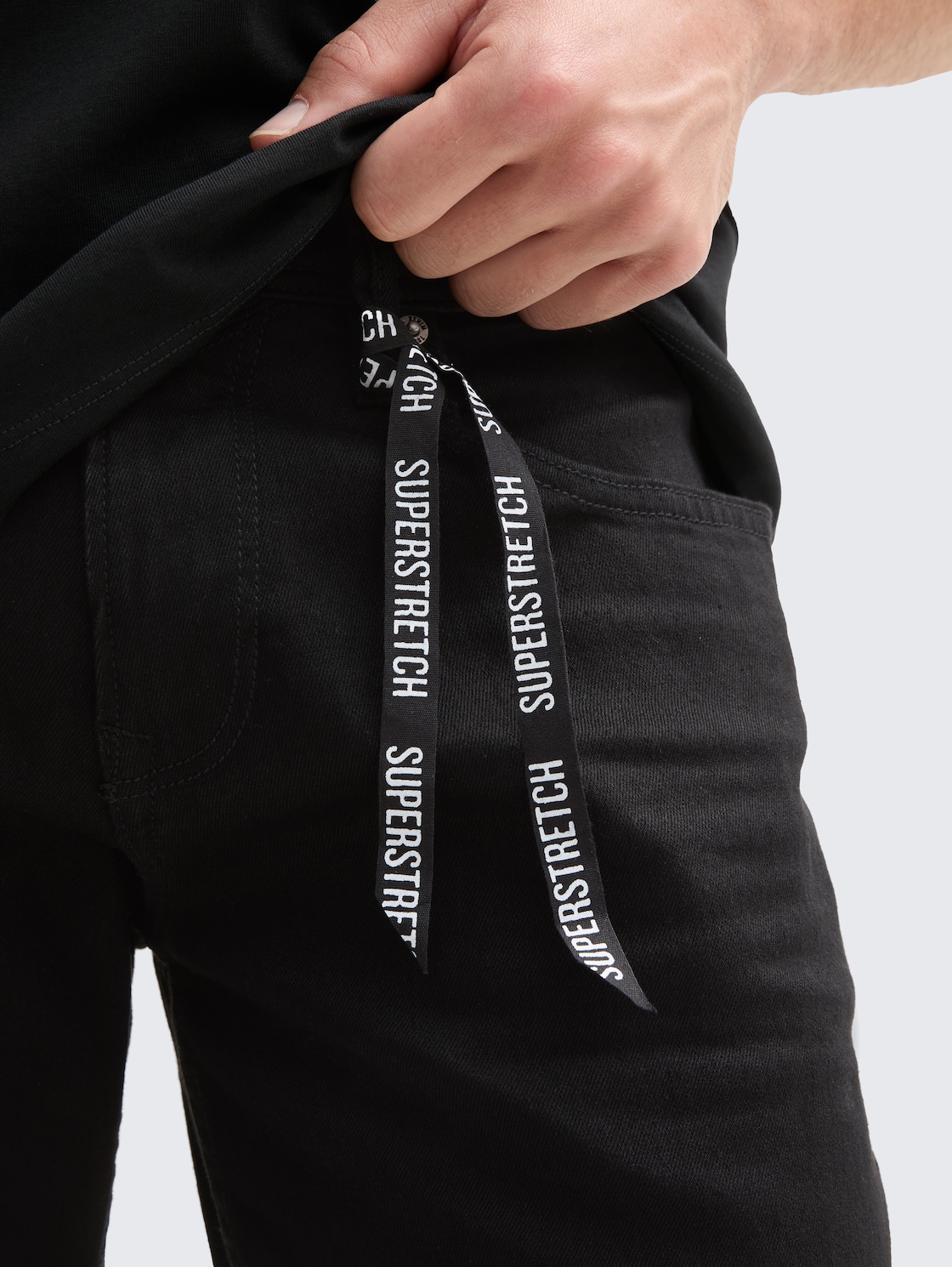 TTPIERS SLIM Superstretch Jeans - black denim - Detail-Model-Ansicht