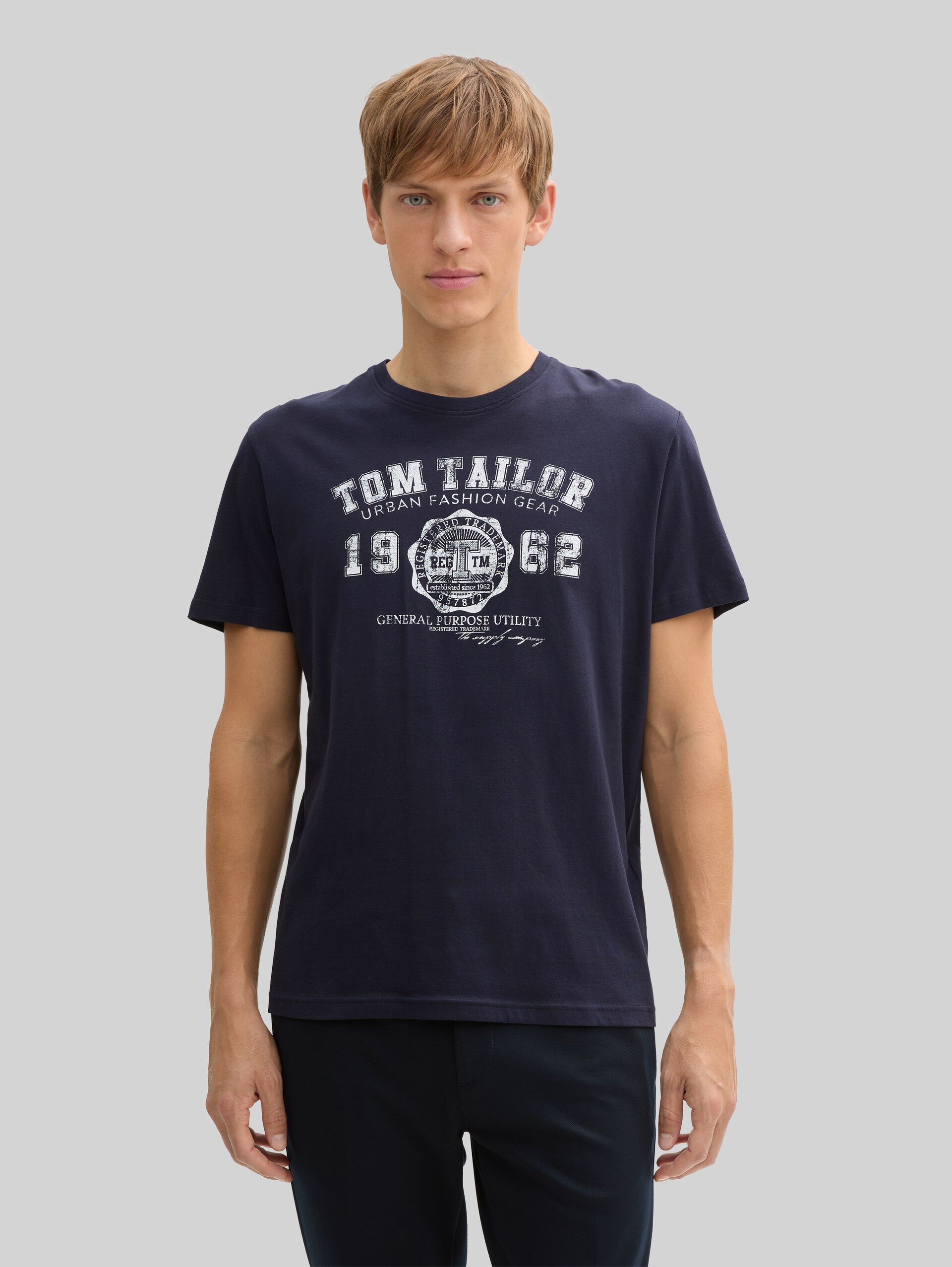 T-Shirt mit Logo-Print - Knitted Navy - Ausschnitt Model-Vorderansicht