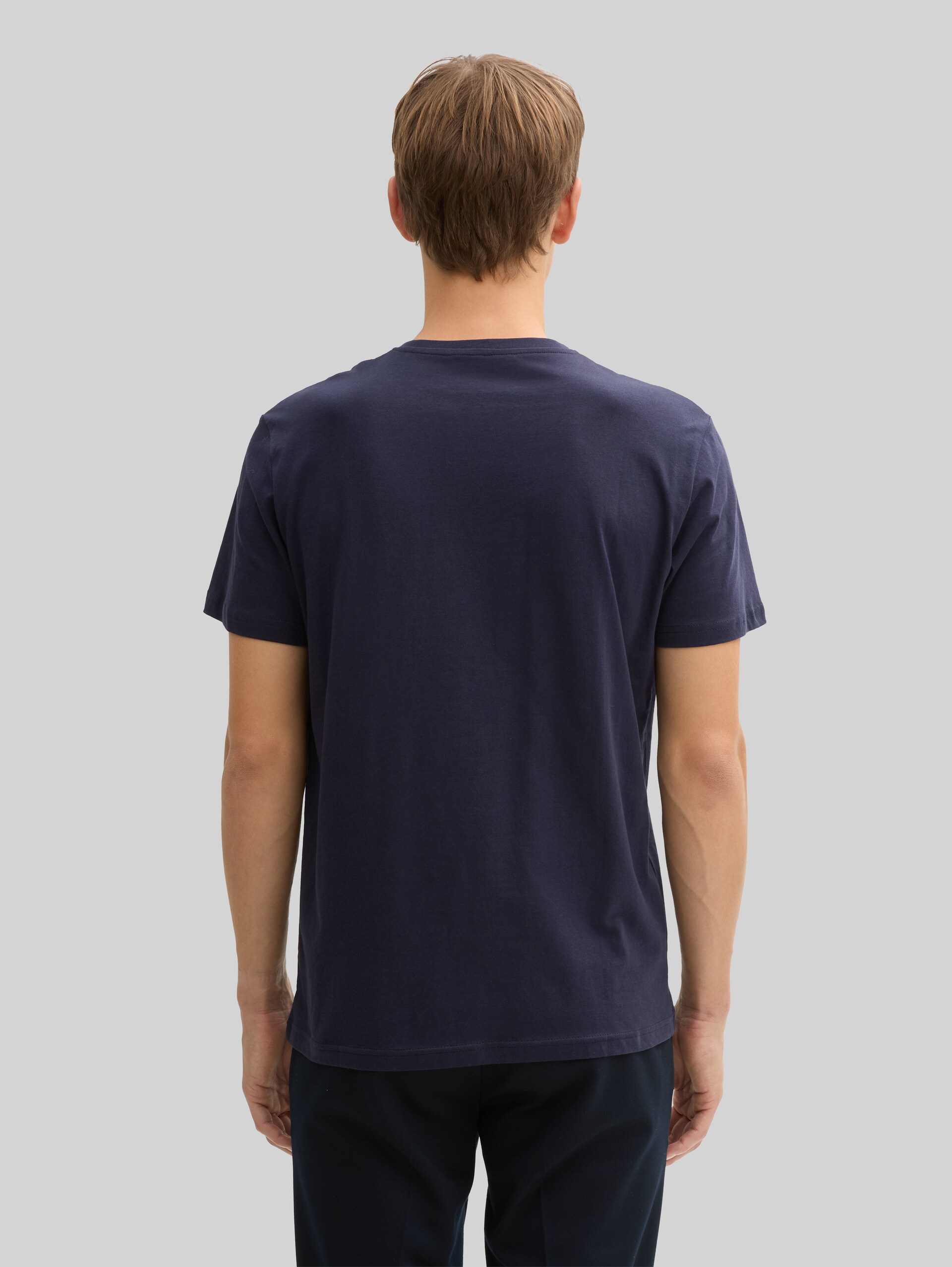 T-Shirt mit Logo-Print - Knitted Navy - Auschnitt Model-Rückansicht