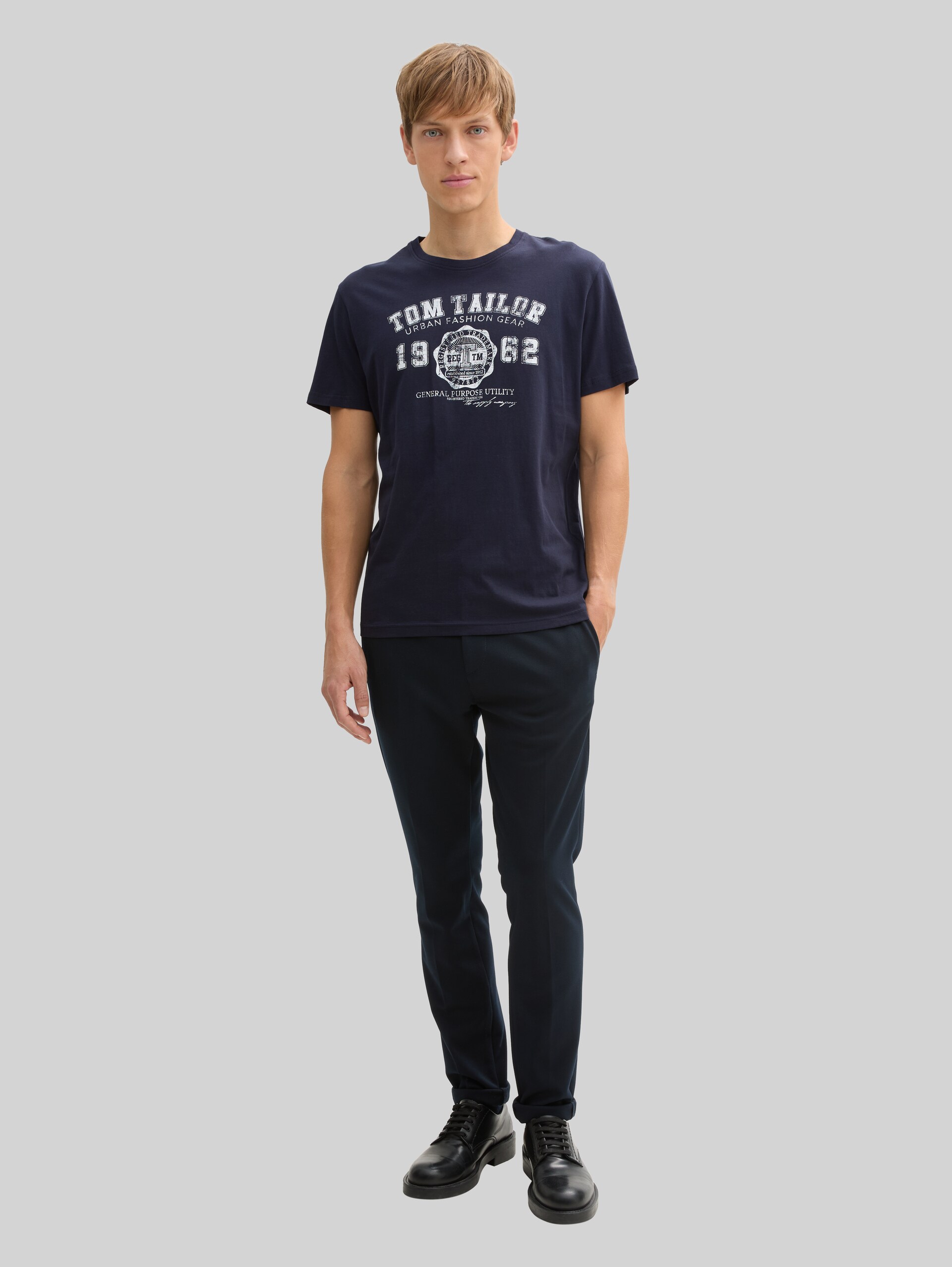 T-Shirt mit Logo-Print - Knitted Navy - Model-Vorderansicht