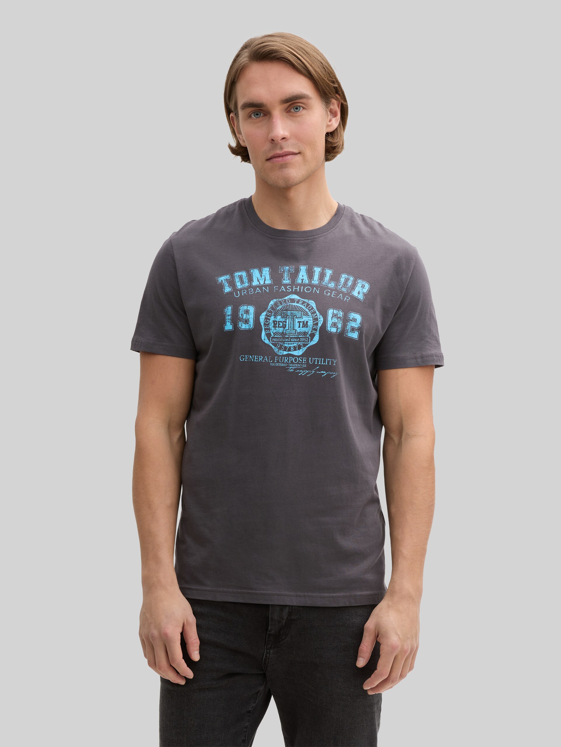 T-Shirt mit Logo-Print - Tarmac Grey - Ausschnitt Model-Vorderansicht