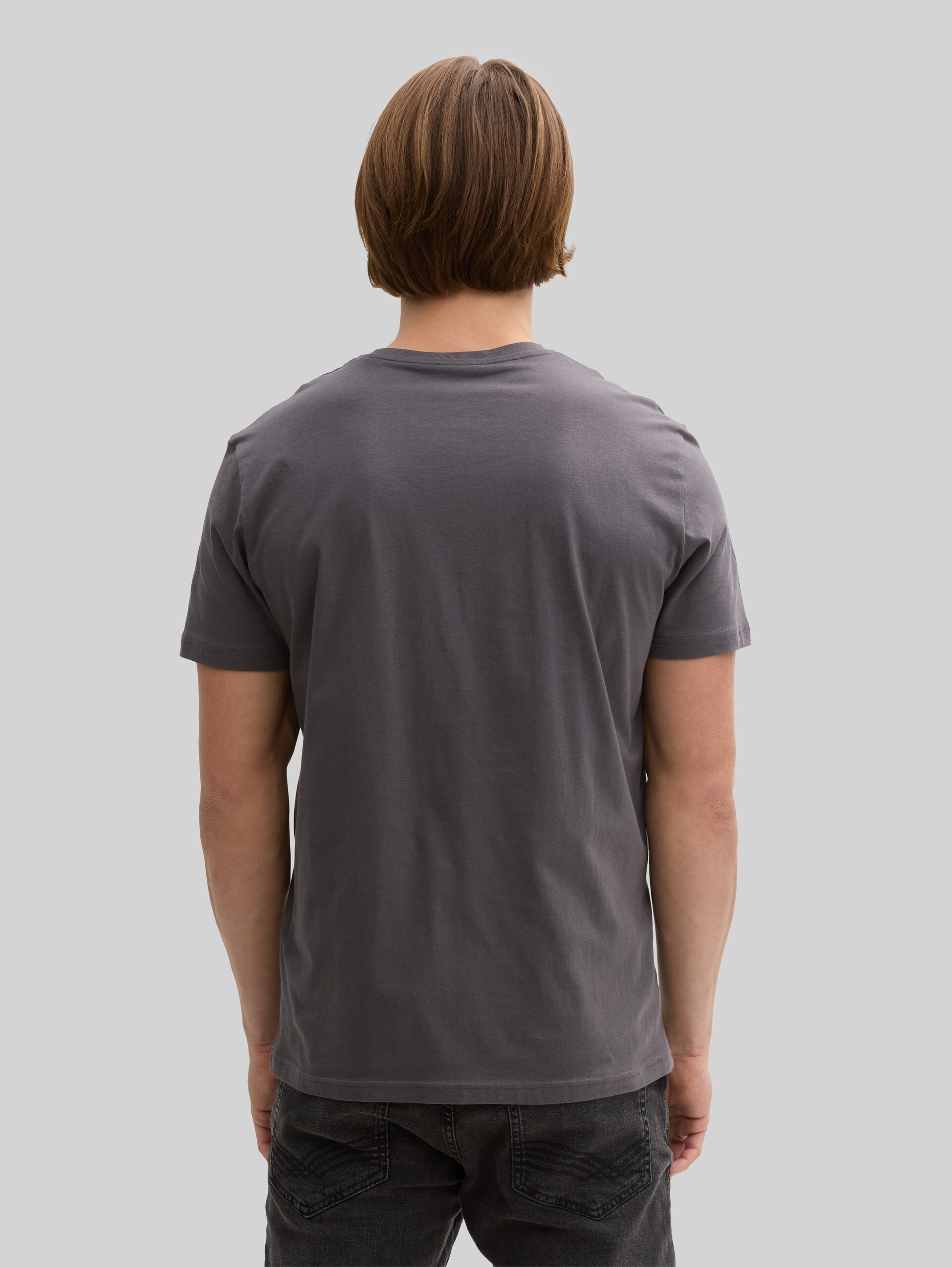 T-Shirt mit Logo-Print - Tarmac Grey - Auschnitt Model-Rückansicht