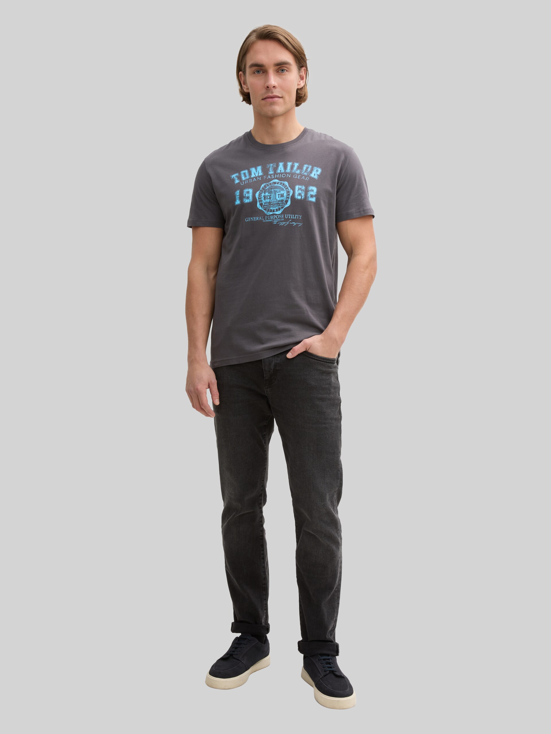 T-Shirt mit Logo-Print - Tarmac Grey - Model-Vorderansicht