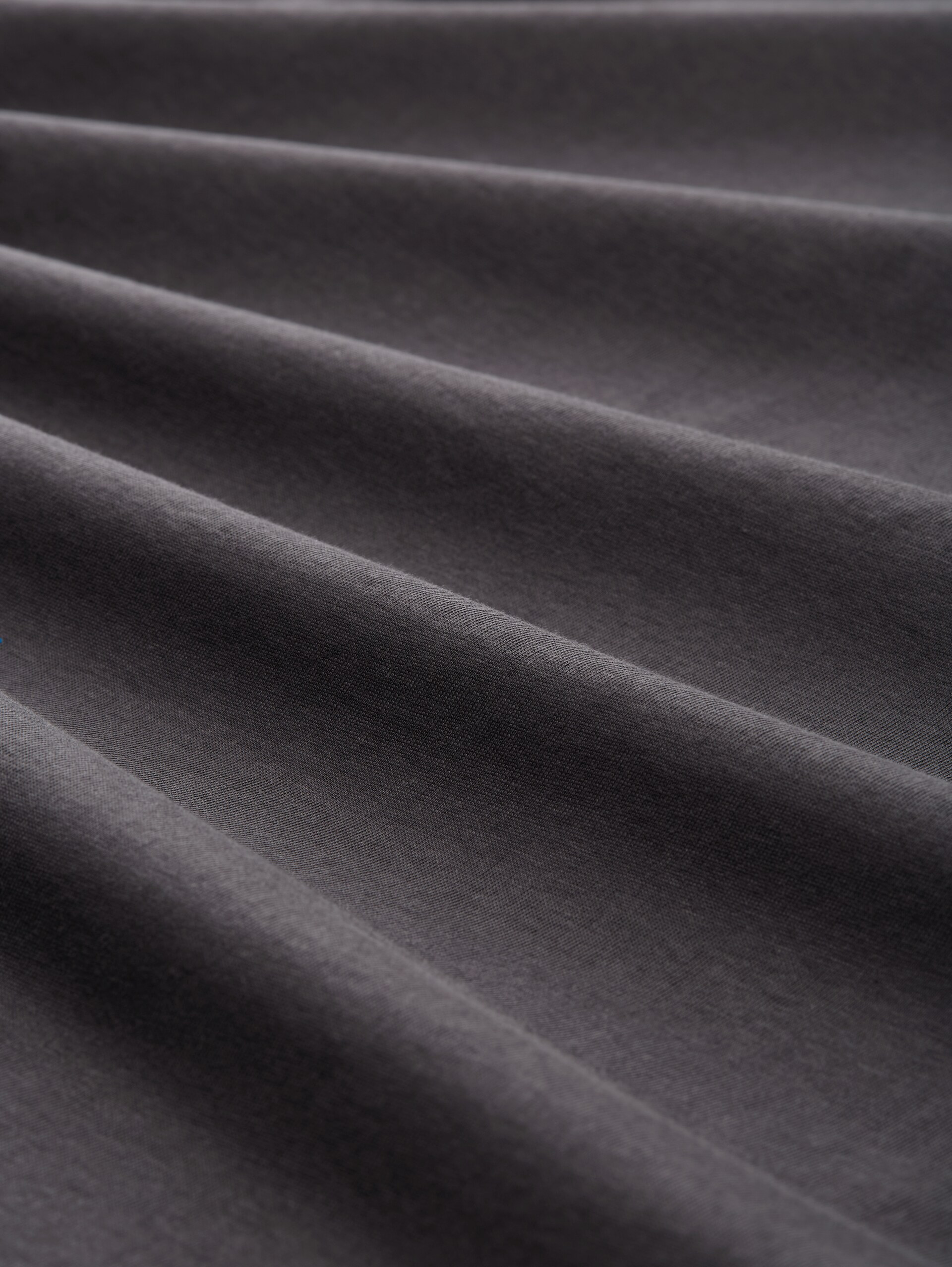 T-Shirt mit Logo-Print - Tarmac Grey - Material-Ansicht