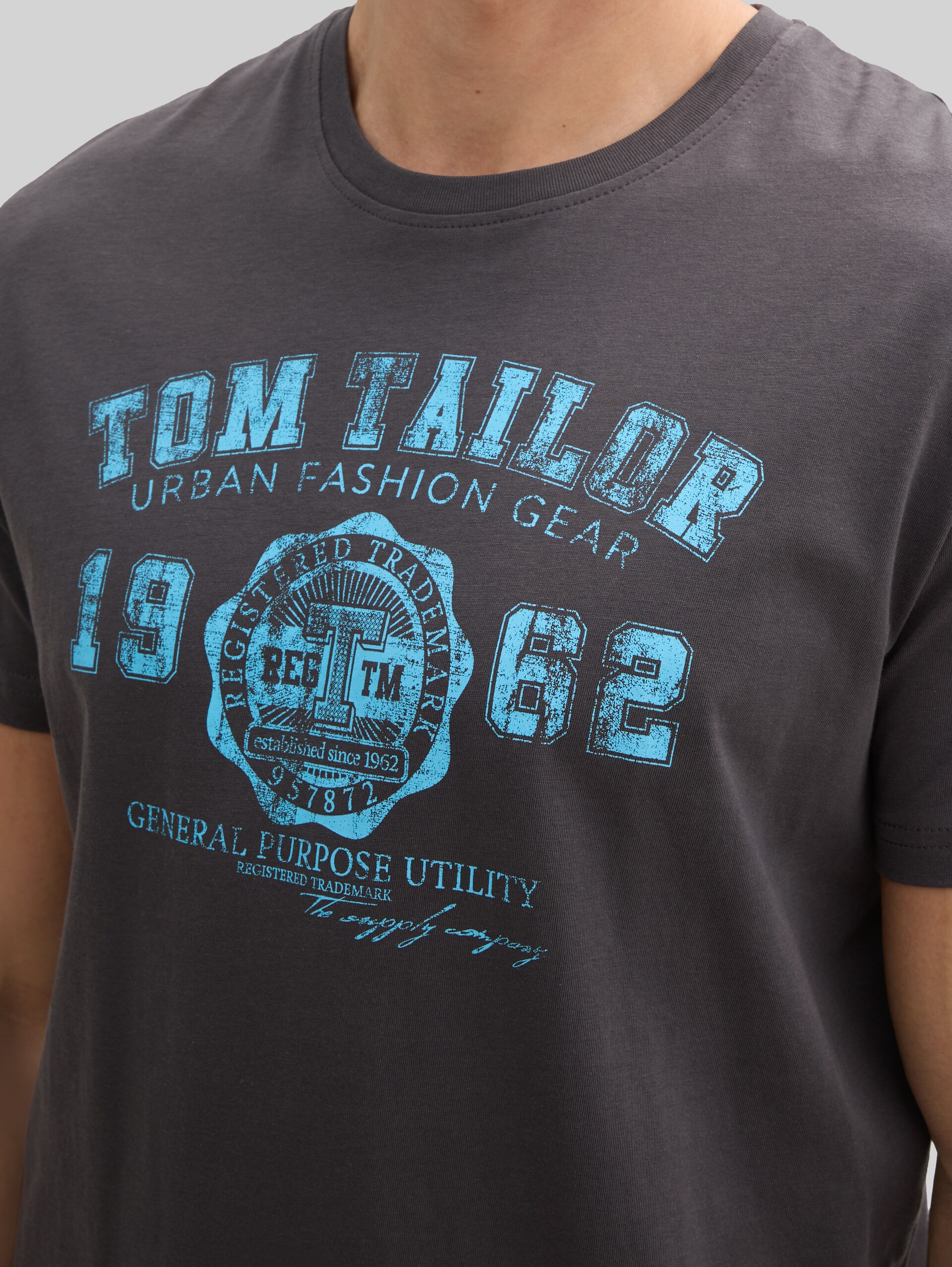 T-Shirt mit Logo-Print - Tarmac Grey - Detail-Model-Ansicht