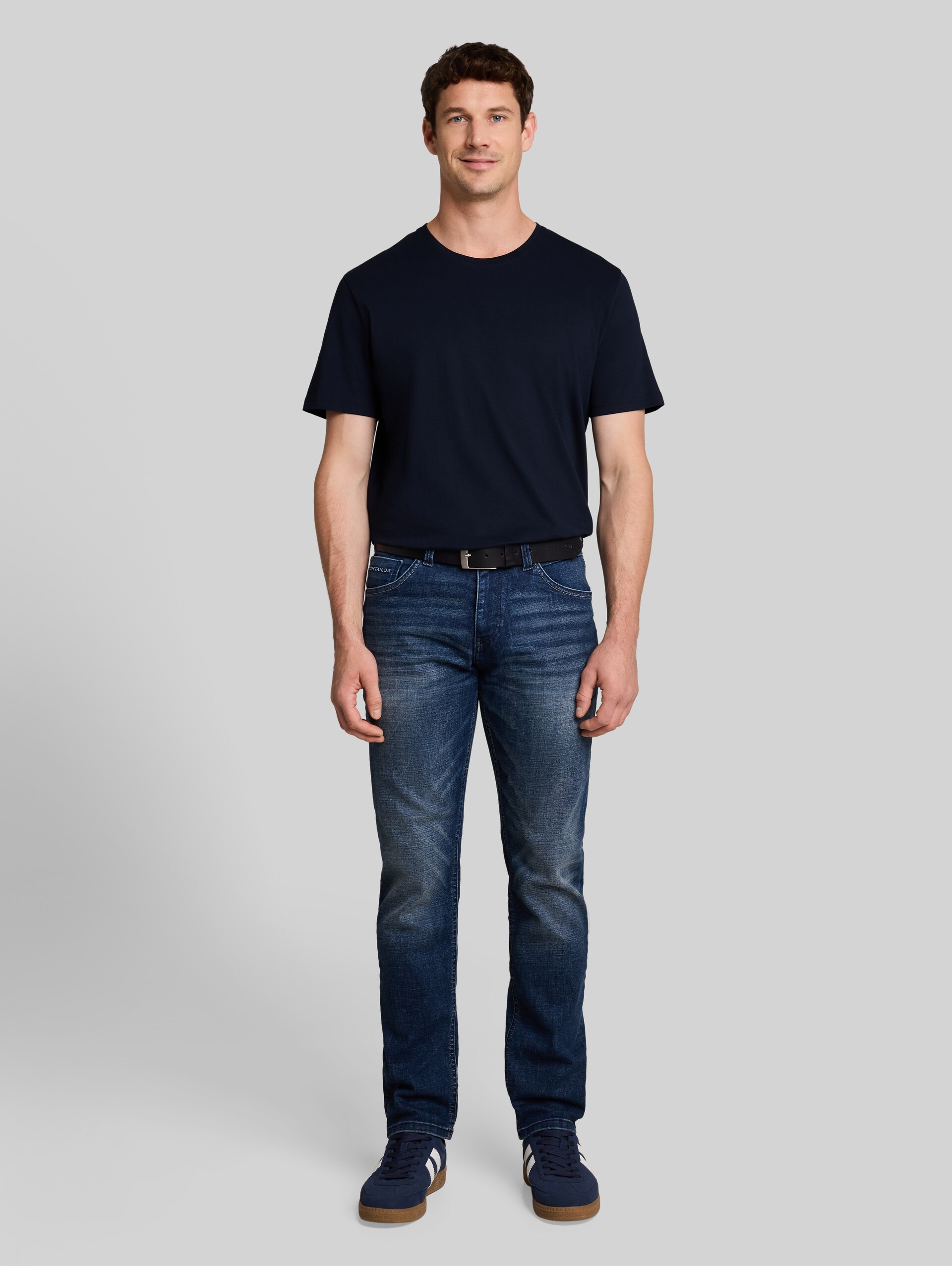 Basic T-shirt in een set van 2 - Dark Blue - Model vooraanzicht