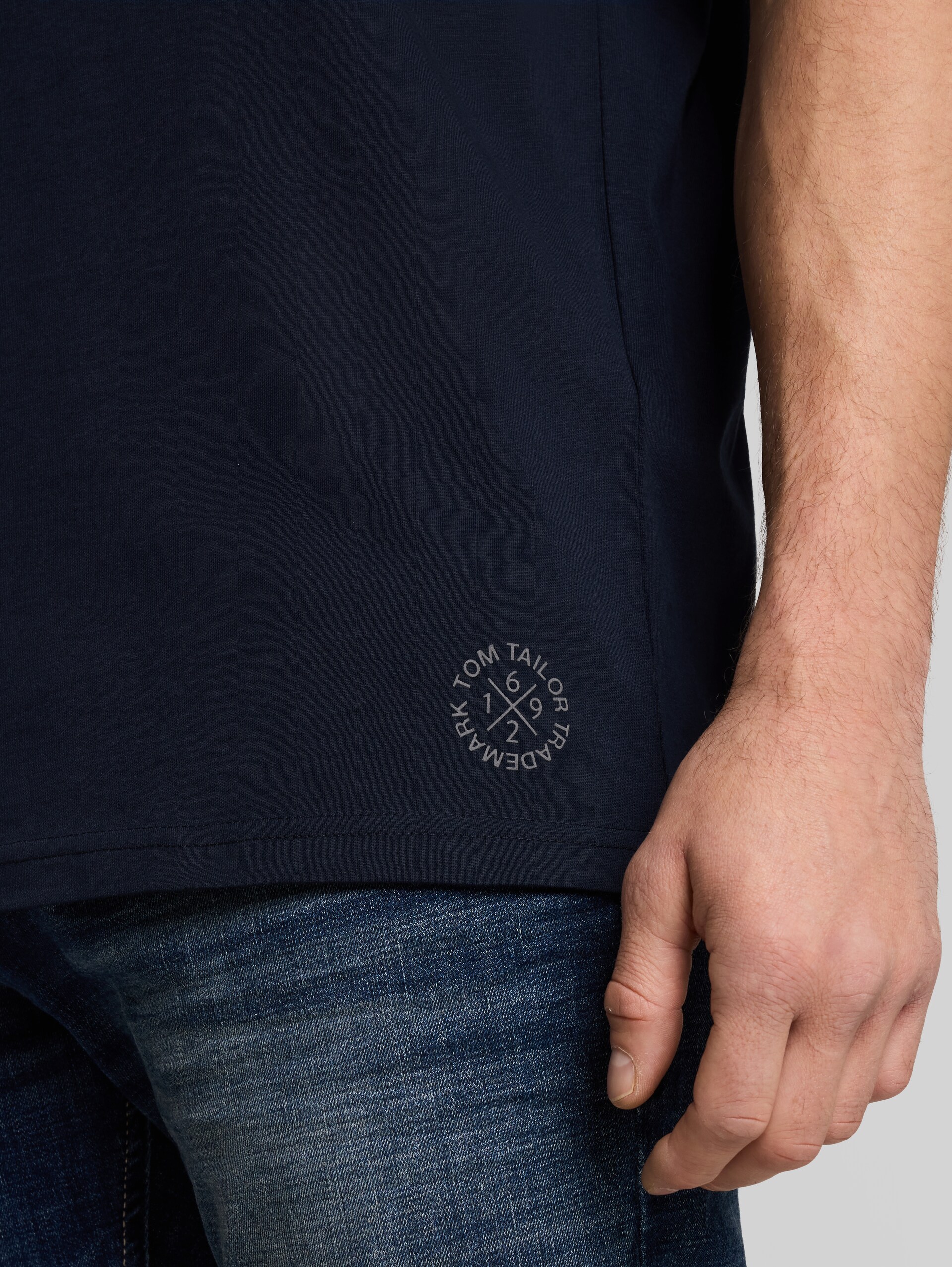 Basic T-shirt in een set van 2 - Dark Blue - Detailaanzicht model