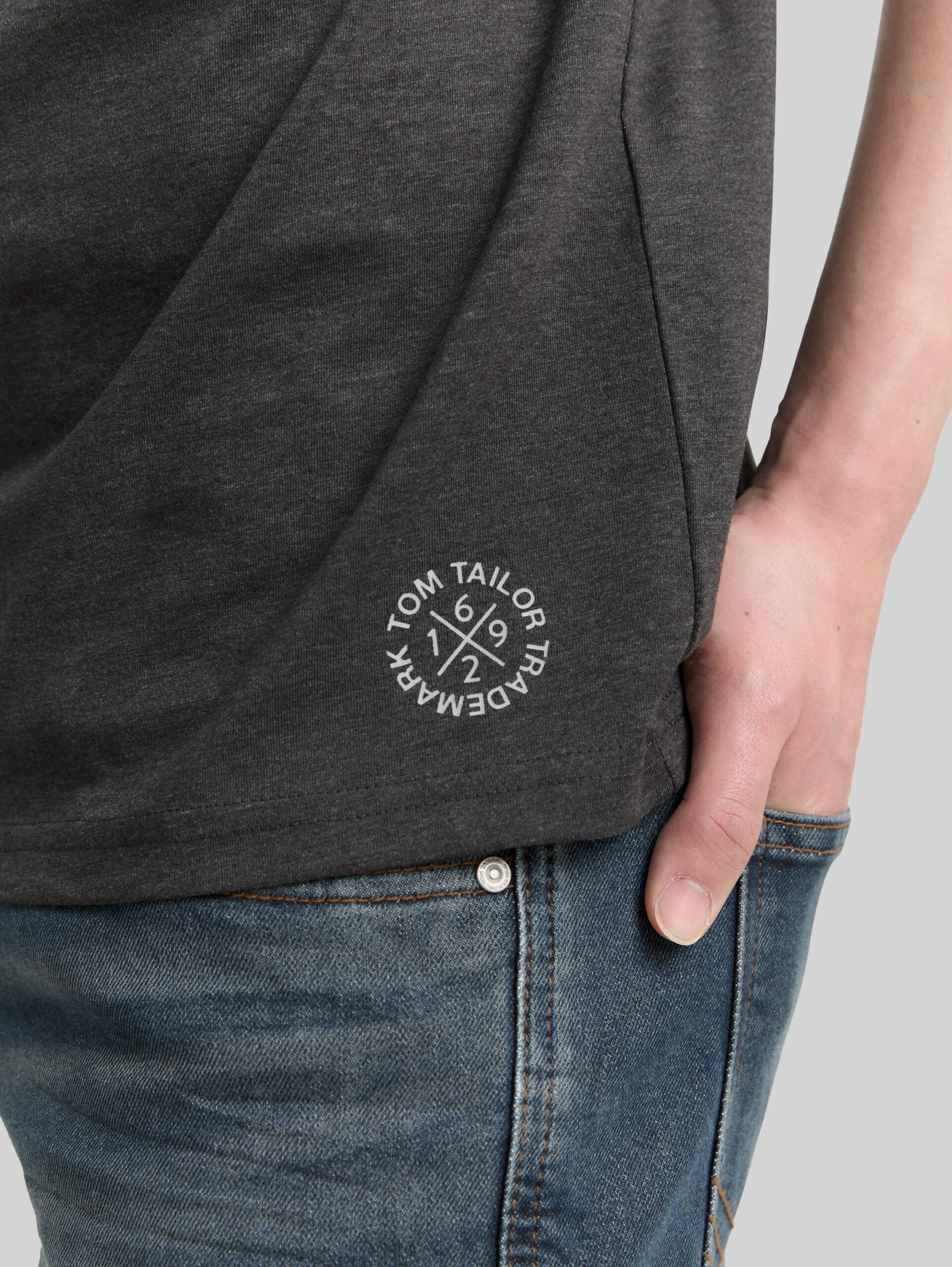 Basic T-shirt in een set van 2 - Dark Grey Melange - Detailaanzicht model
