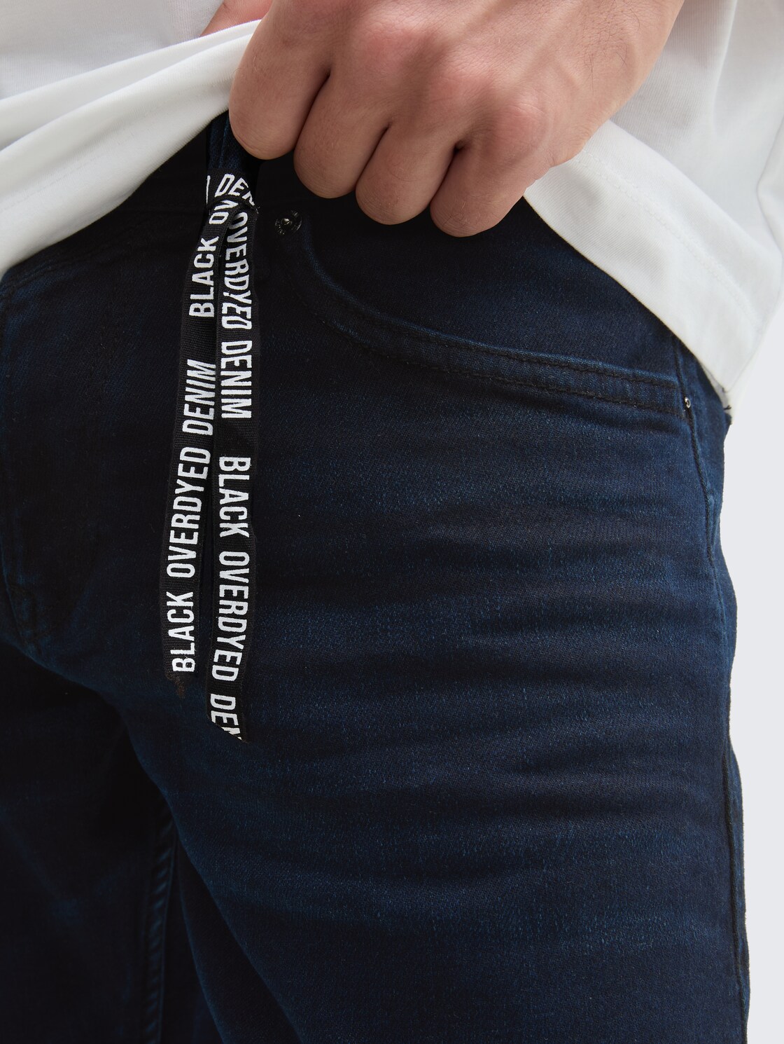 TTPIERS SLIM Jeans - blue black denim - Detail-Model-Ansicht