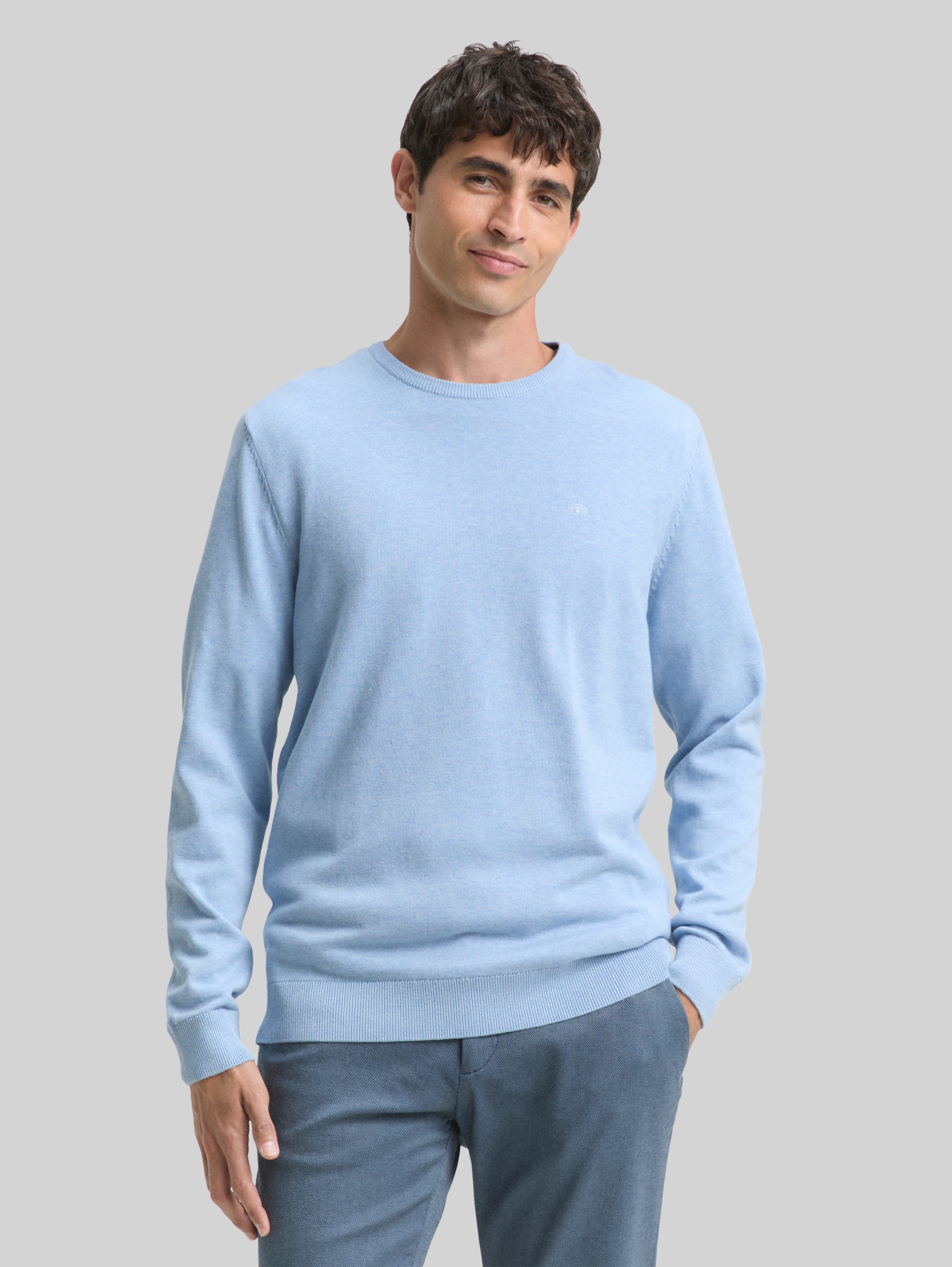 Eenvoudige gebreide trui - Daylight Blue Melange - Nek model vooraanzicht