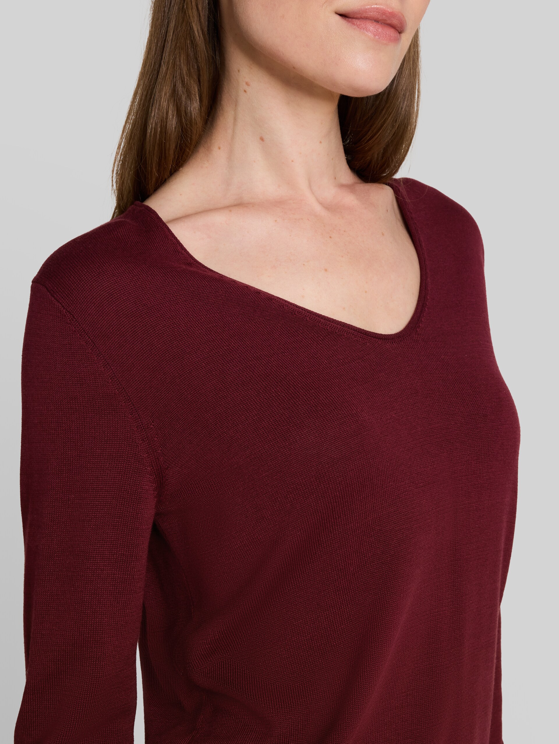 Strickpullover mit V-Ausschnitt - Preppy Plum - Detail-Model-Ansicht