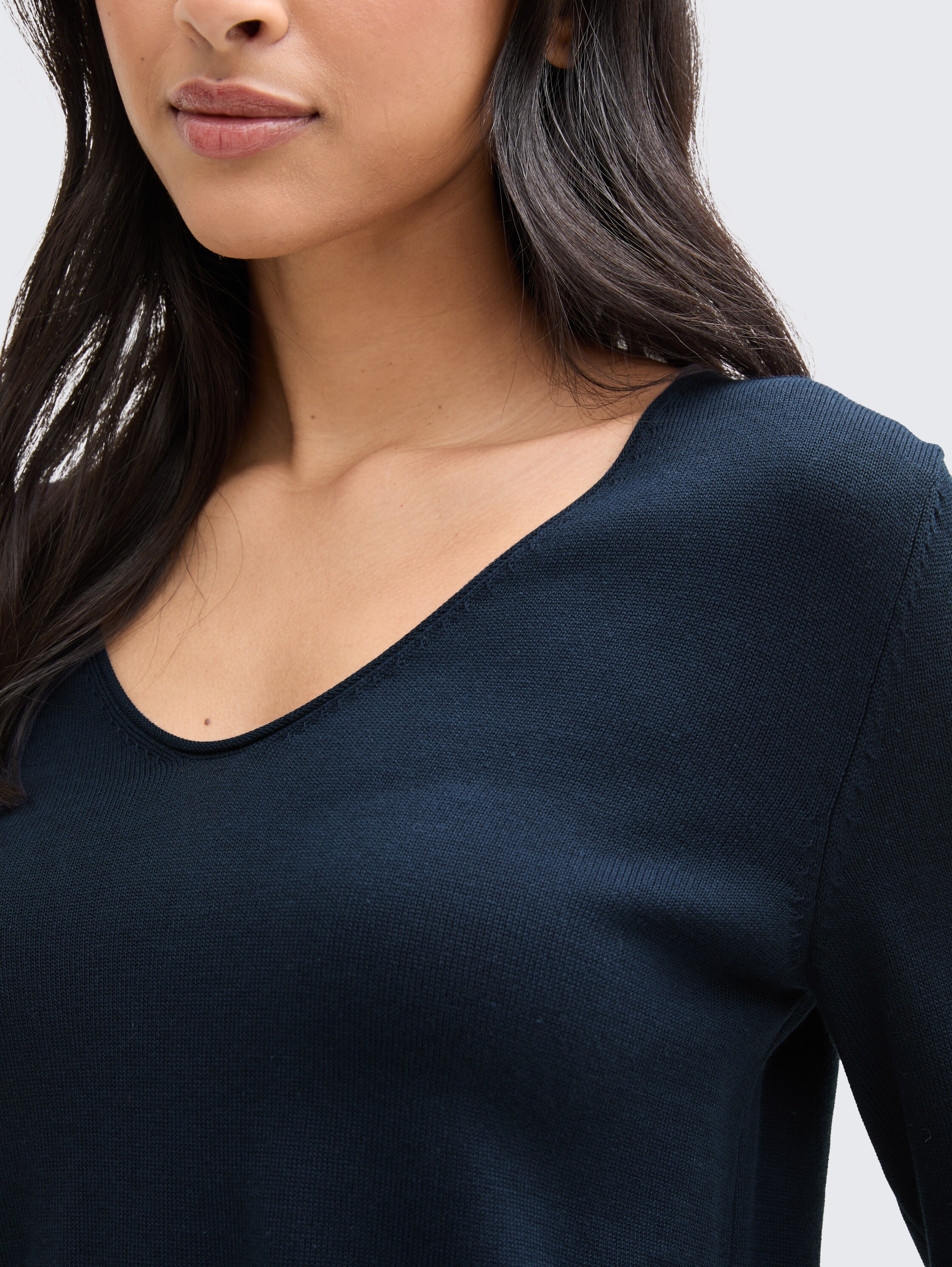 Jumper with a V-neckline - sky captain blue - Detail model view