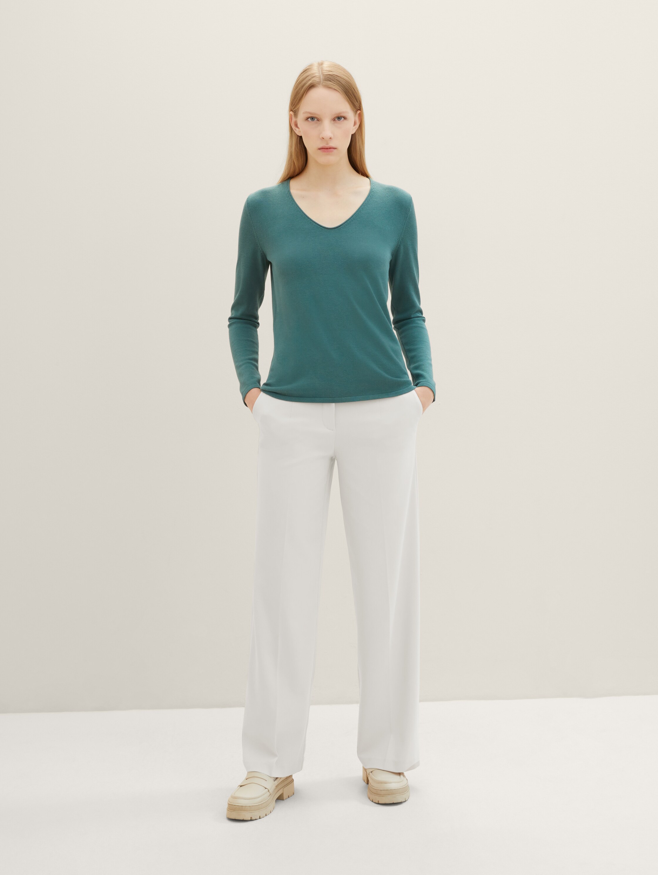 Pullover mit V-Ausschnitt - Sea Pine Green - Model-Vorderansicht