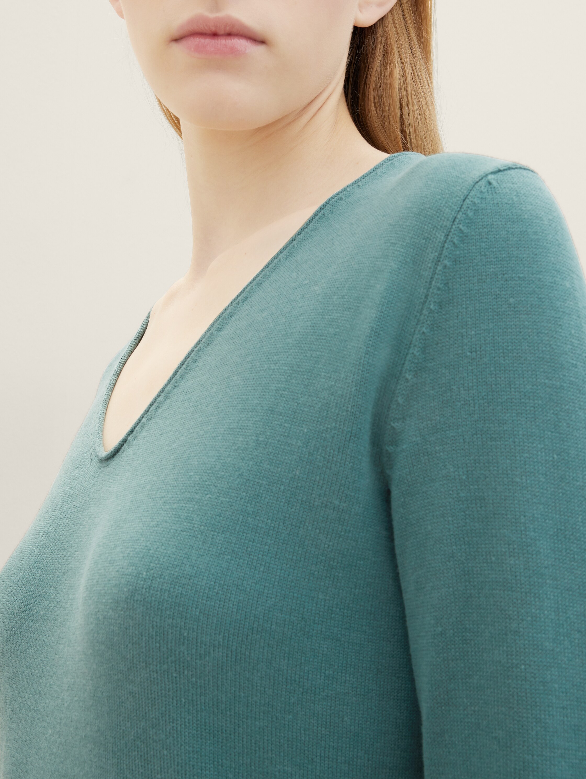 Pullover mit V-Ausschnitt - Sea Pine Green - Detail-Model-Ansicht