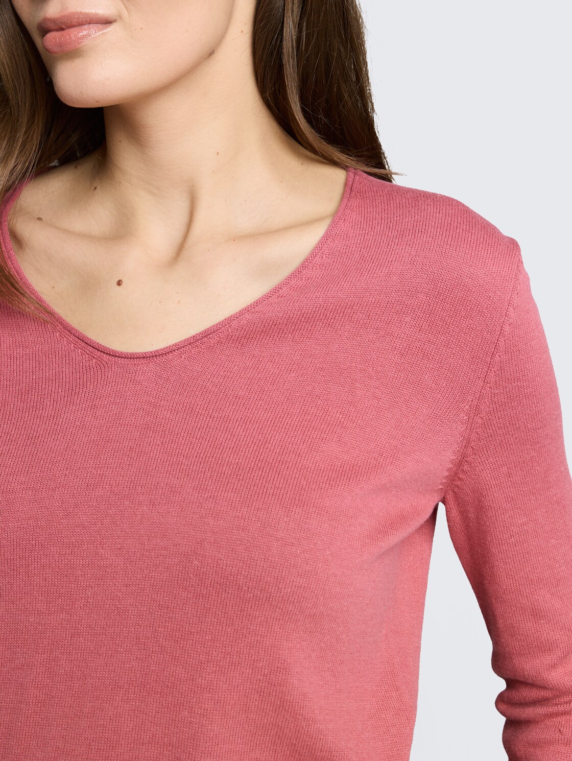 Pullover mit V-Ausschnitt - cozy pink - Detail-Model-Ansicht