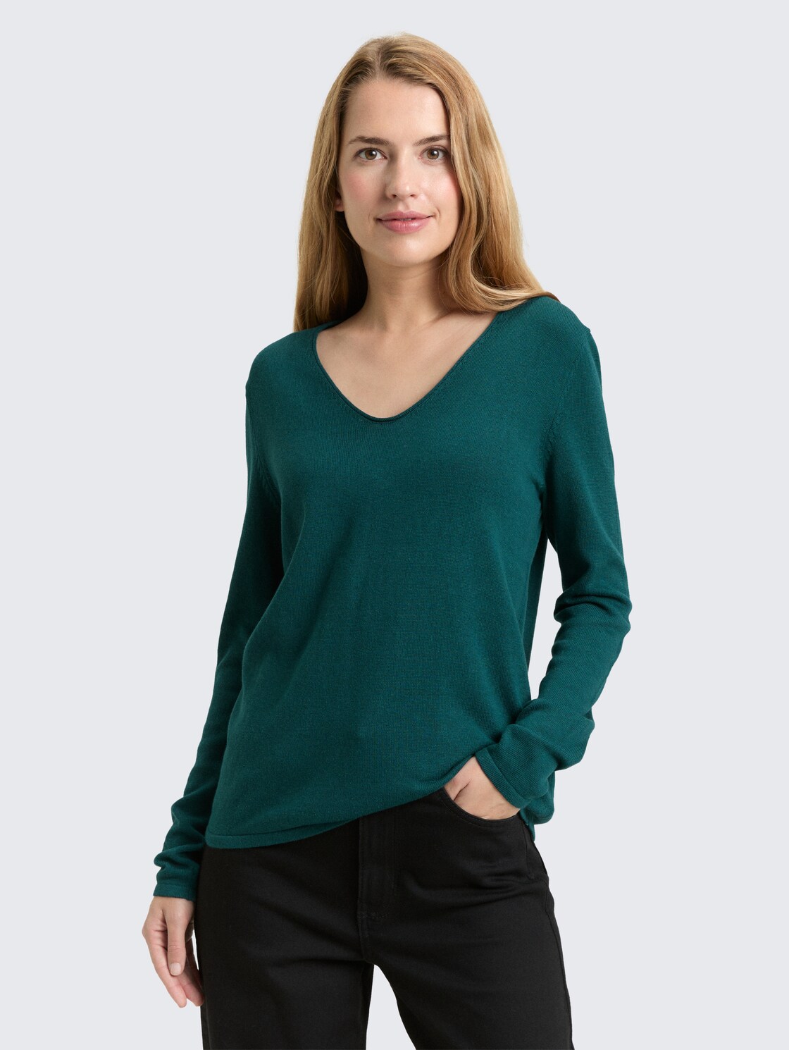 Strickpullover mit V-Ausschnitt - Deep Meadow Green - Ausschnitt Model-Vorderansicht