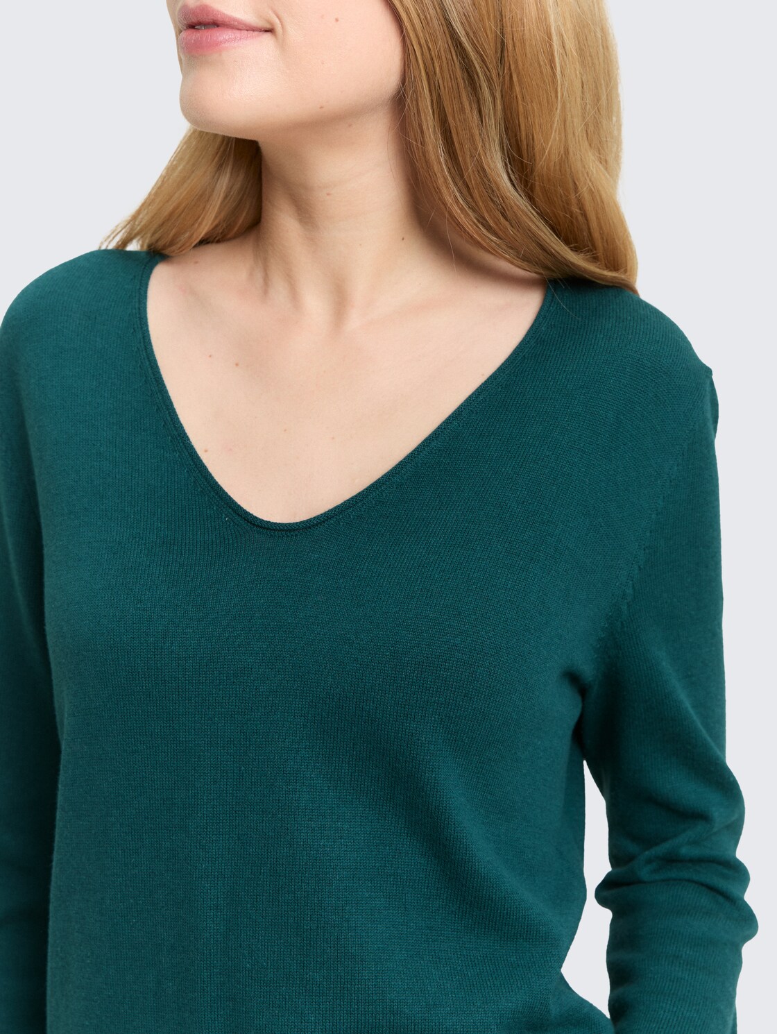 Strickpullover mit V-Ausschnitt - Deep Meadow Green - Detail-Model-Ansicht