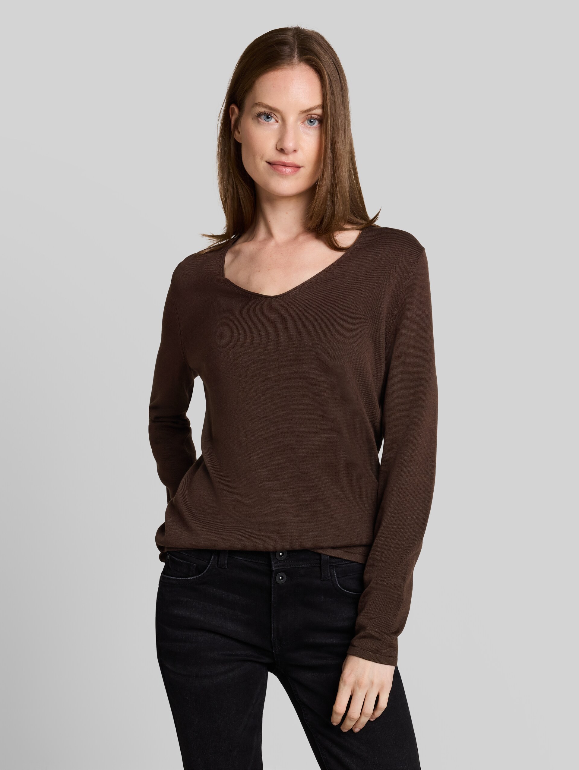 Strickpullover mit V-Ausschnitt - java dark brown - Ausschnitt Model-Vorderansicht