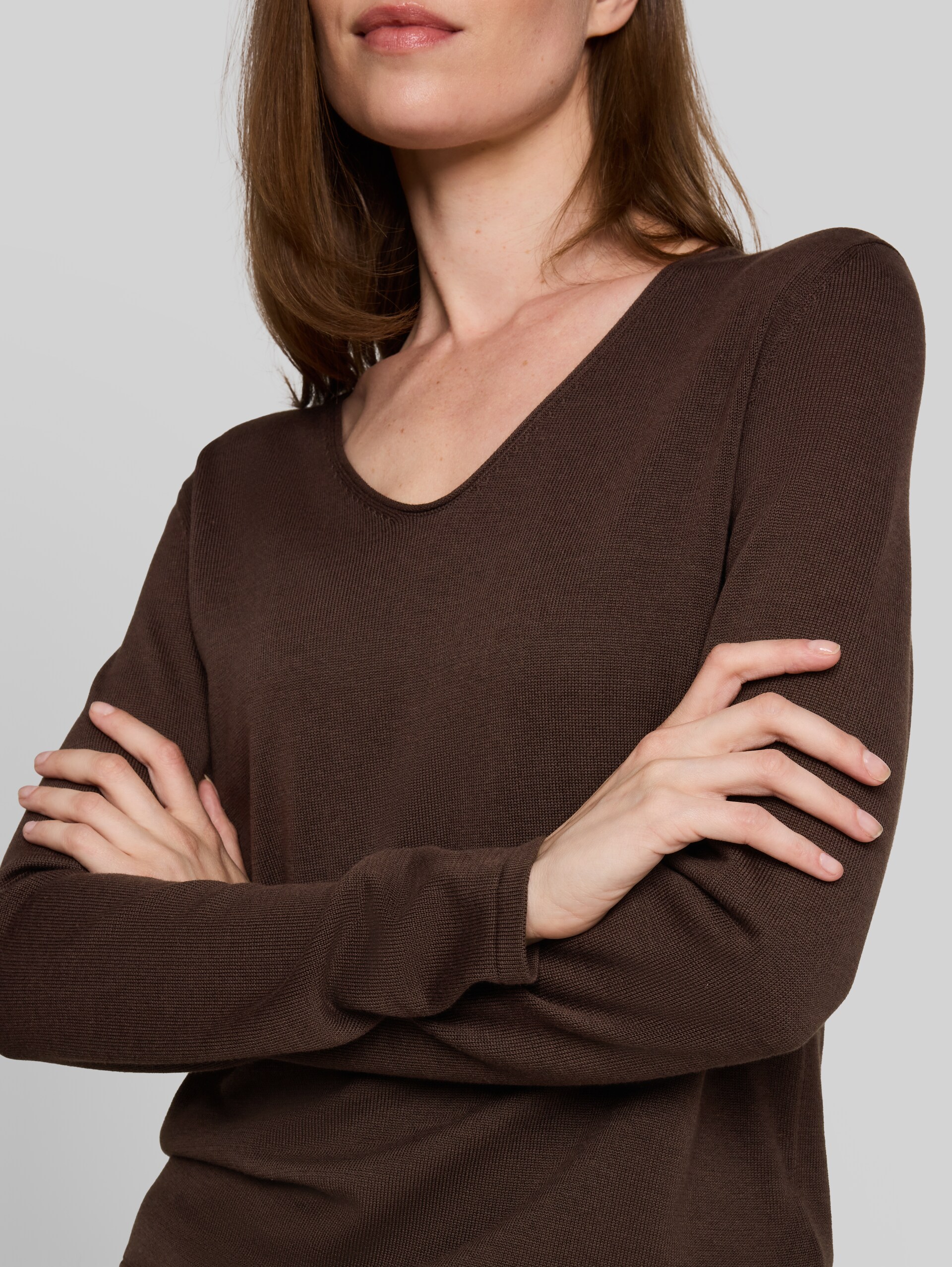 Strickpullover mit V-Ausschnitt - java dark brown - Detail-Model-Ansicht