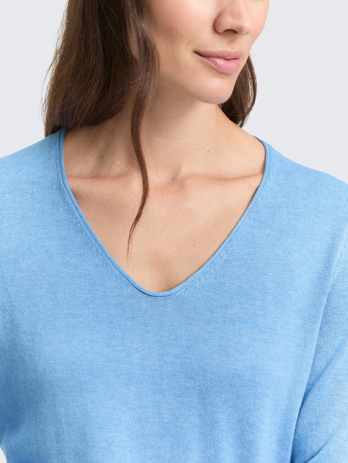 Pullover mit V-Ausschnitt - sea blue melange - Detail-Model-Ansicht