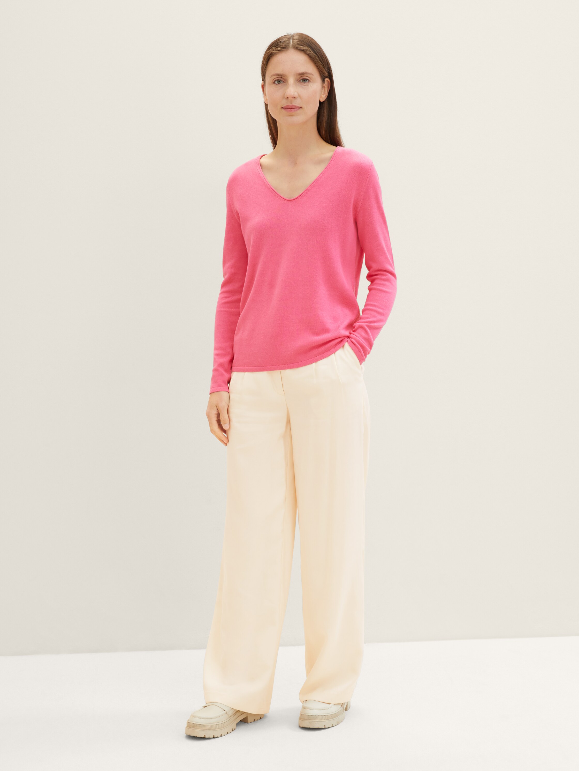 Knitted jumper with V-neck - carmine_pink - 