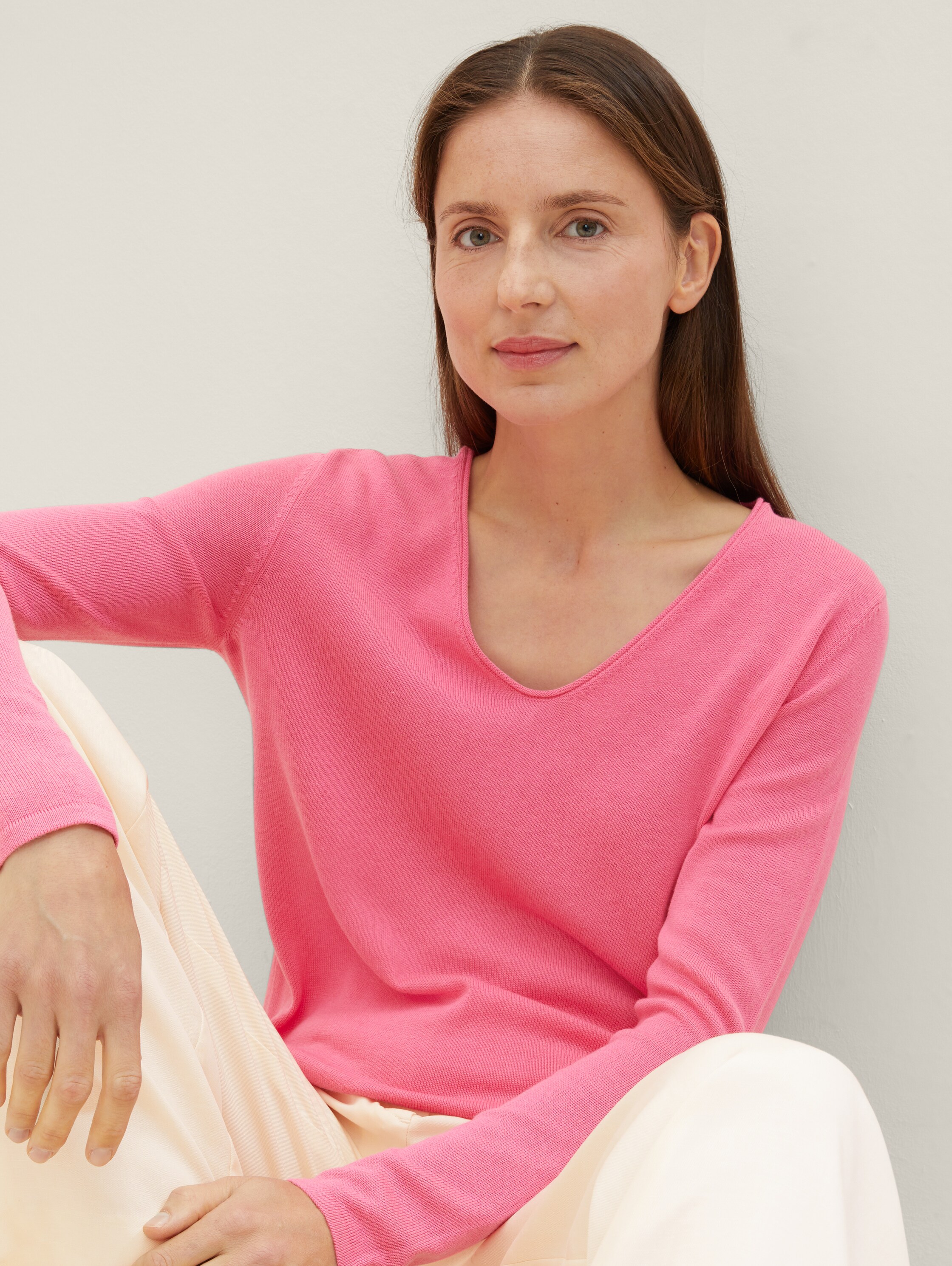 Knitted jumper with V-neck - carmine_pink - 