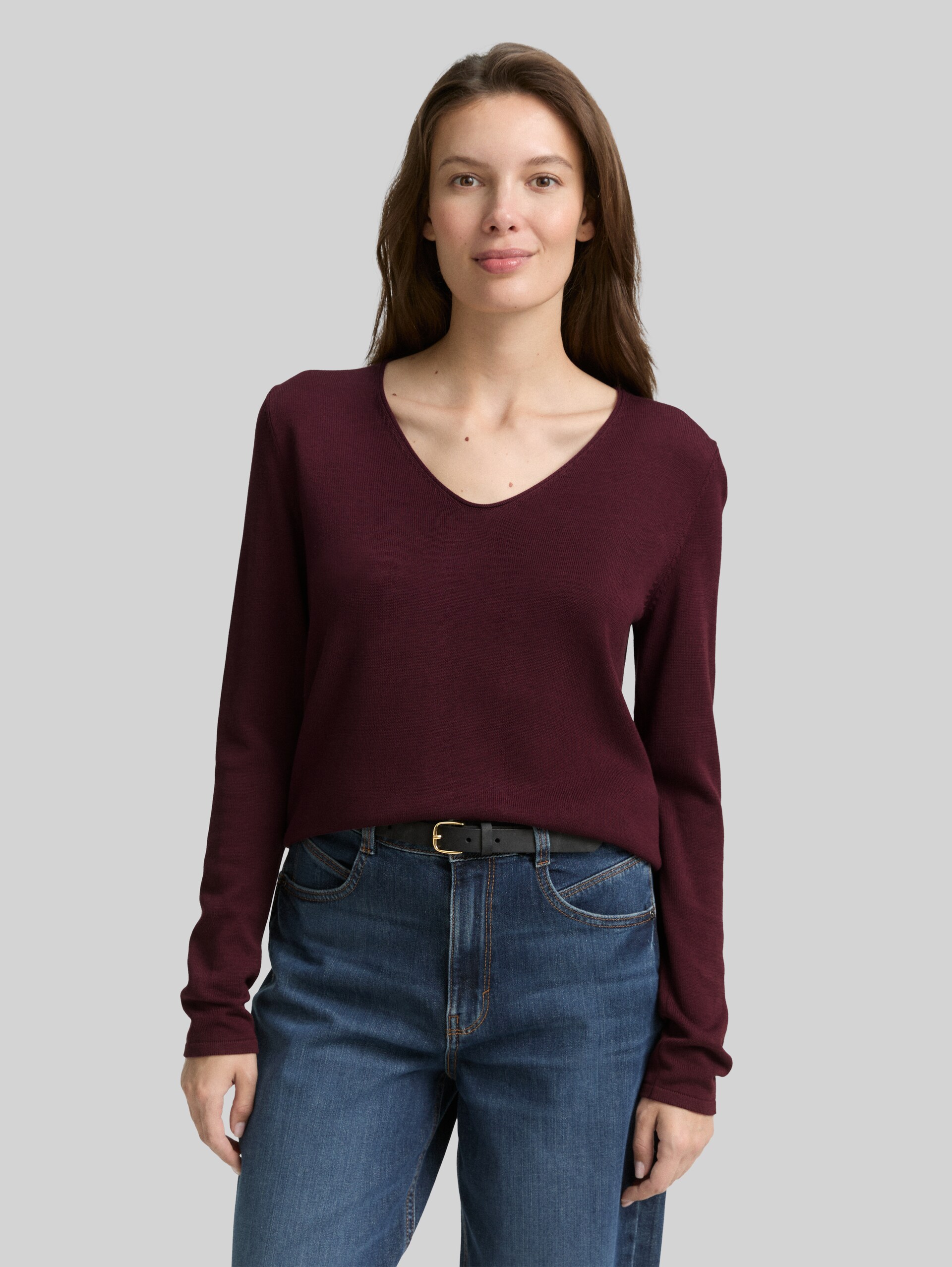 Strickpullover mit V-Ausschnitt - bordeaux red - Ausschnitt Model-Vorderansicht