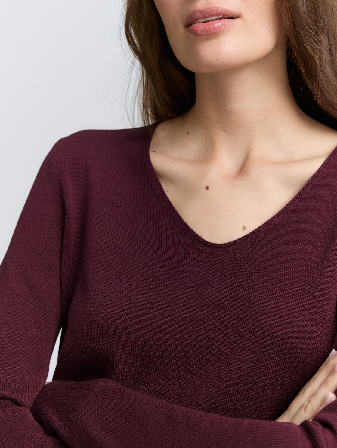 Strickpullover mit V-Ausschnitt - bordeaux red - Detail-Model-Ansicht