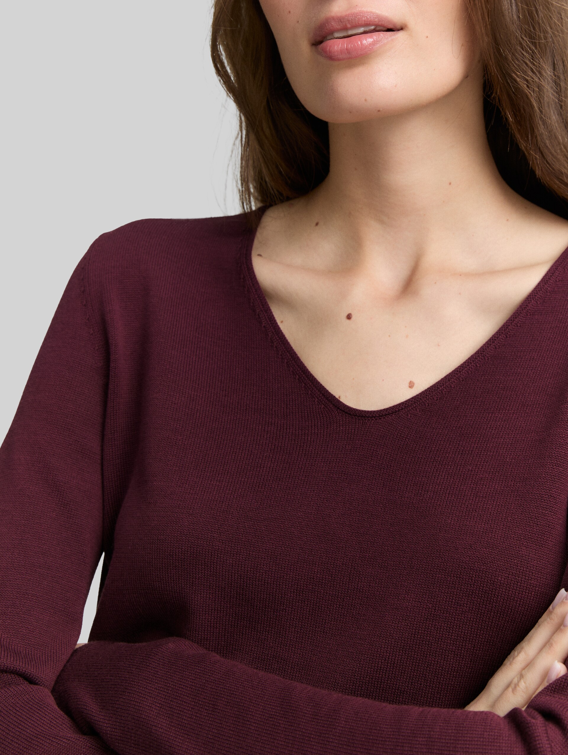 Strickpullover mit V-Ausschnitt - bordeaux red - Detail-Model-Ansicht